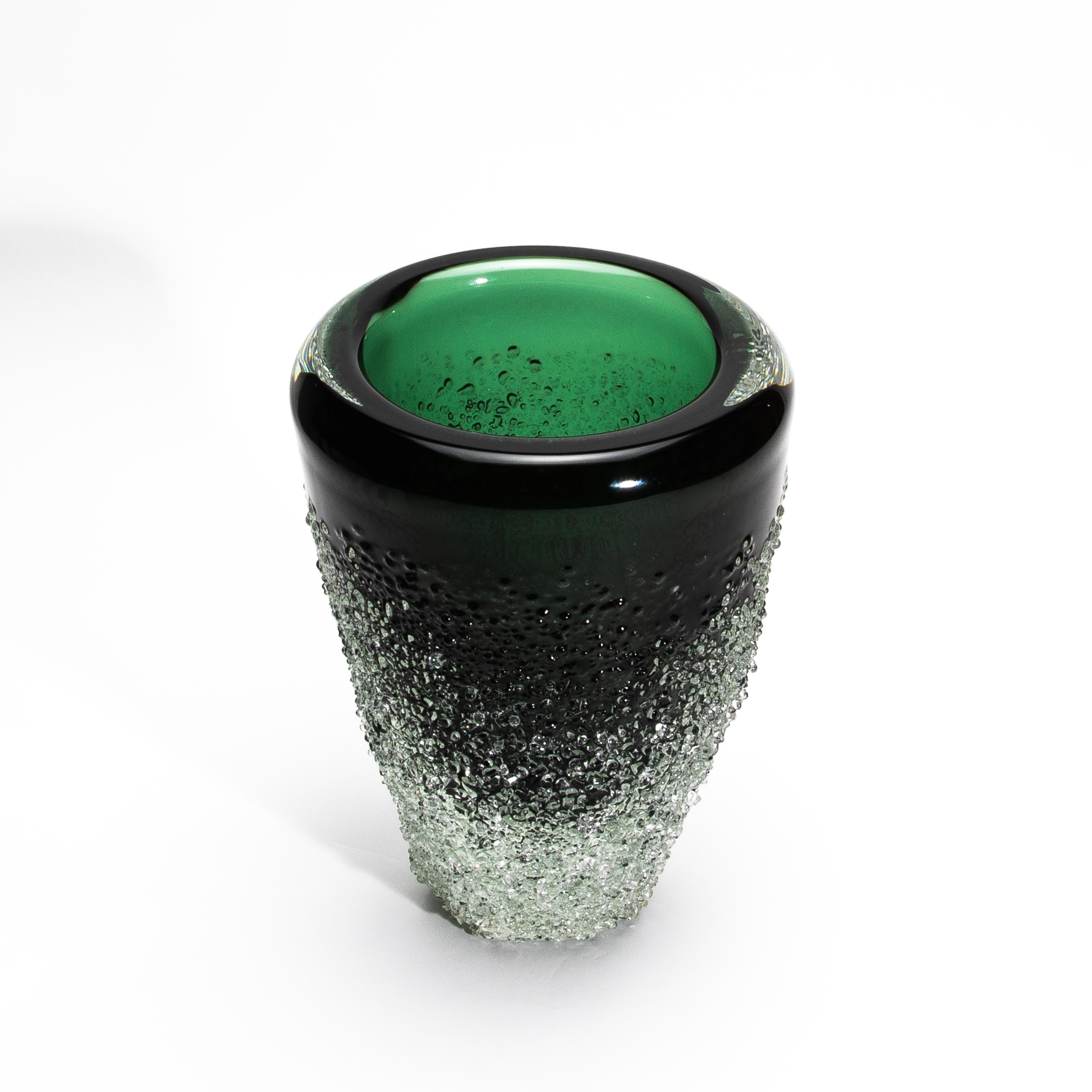 Moderno Hand-Blown Murano Frozen Vase in Emerald Green Medium in vendita