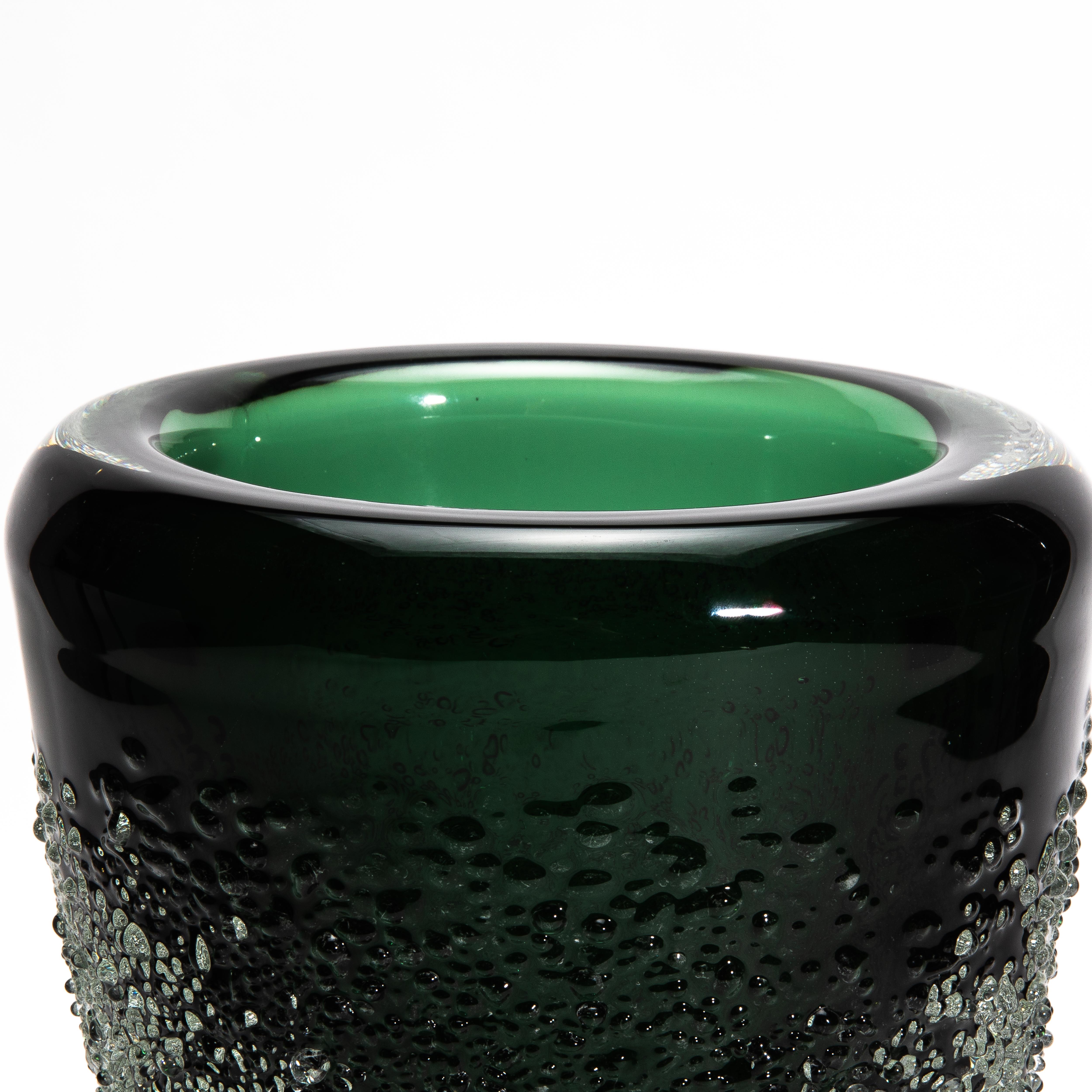 Italiano Hand-Blown Murano Frozen Vase in Emerald Green Medium in vendita