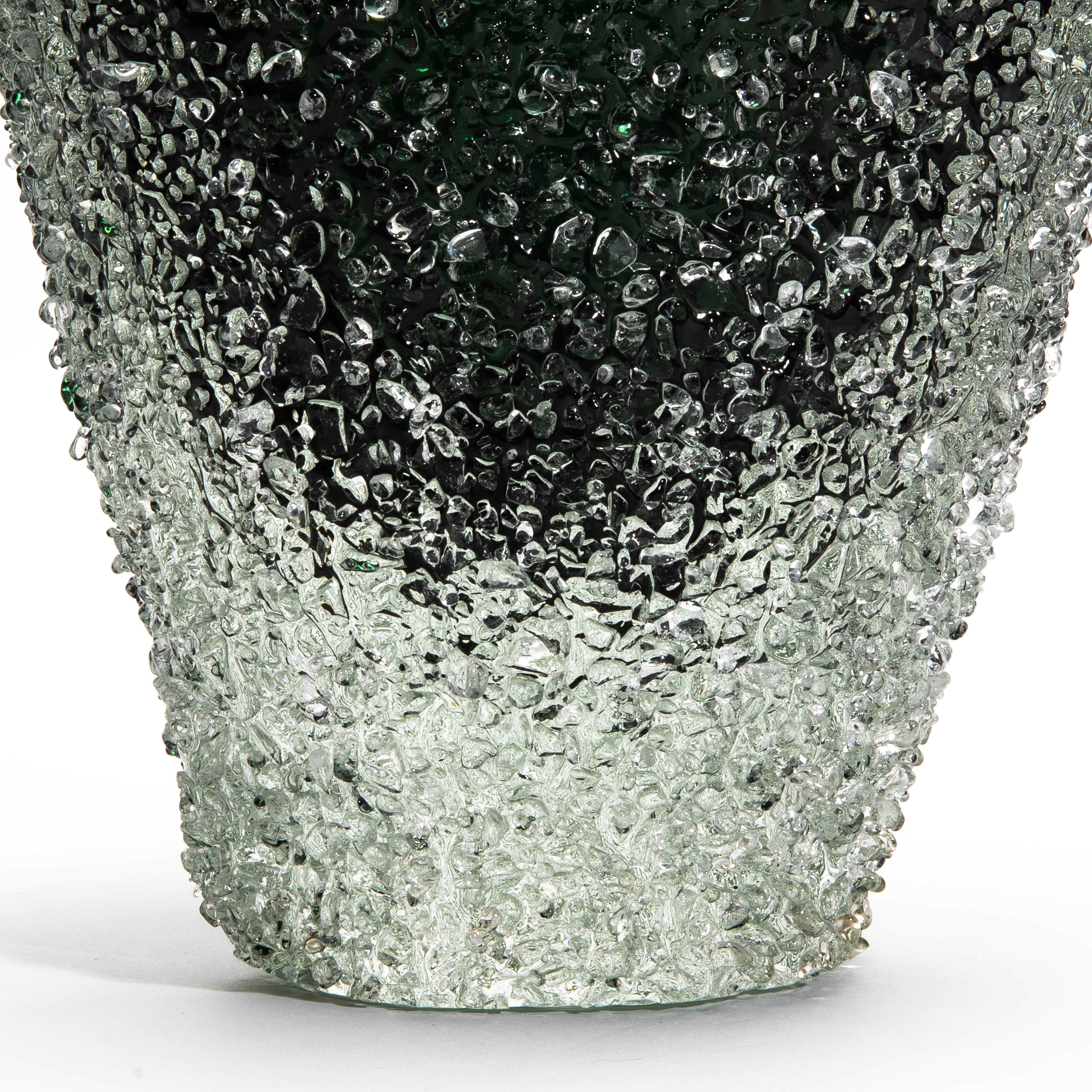 Fatto a mano Hand-Blown Murano Frozen Vase in Emerald Green Medium in vendita