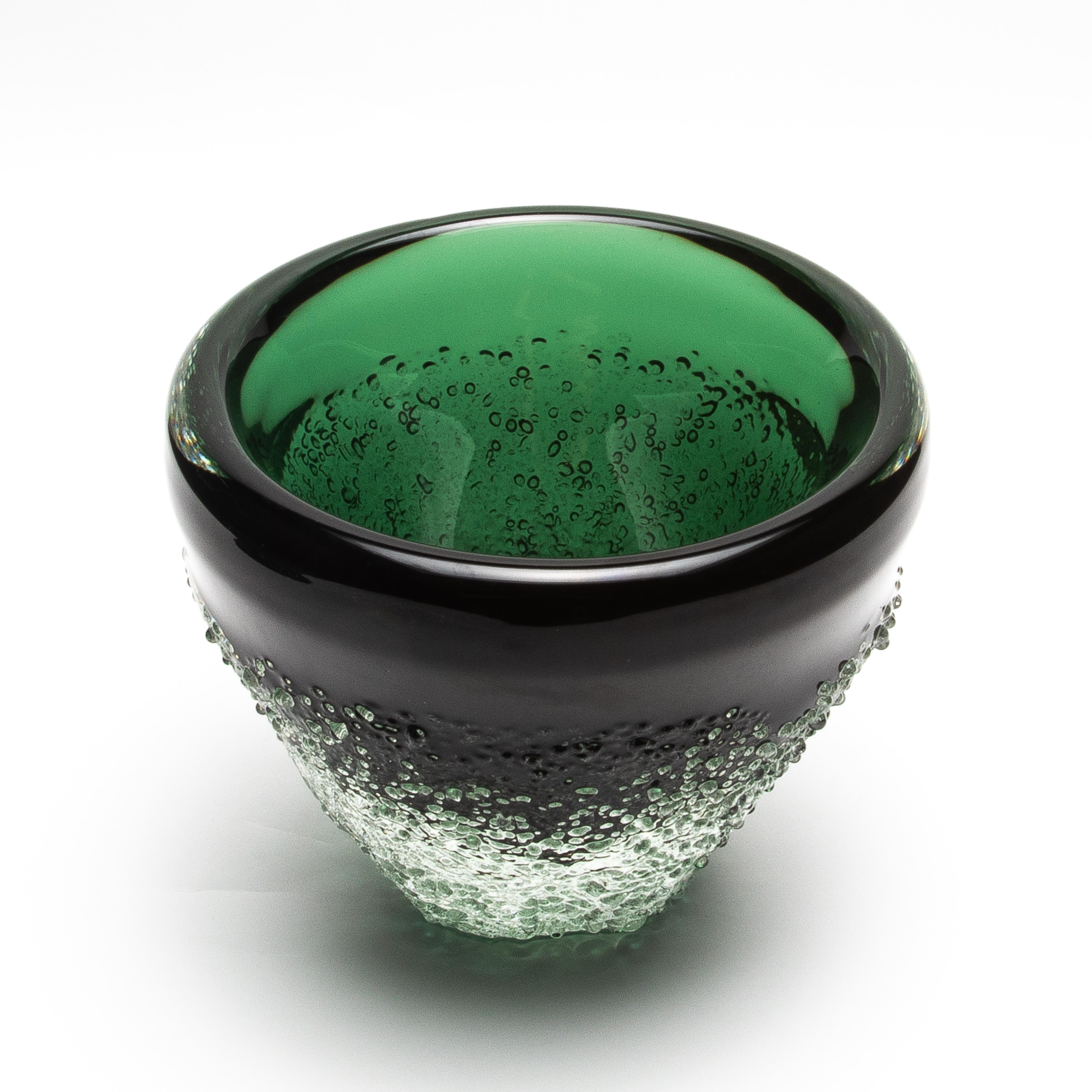 Moderno Hand-Blown Murano Frozen Vase in Emerald Green Small in vendita