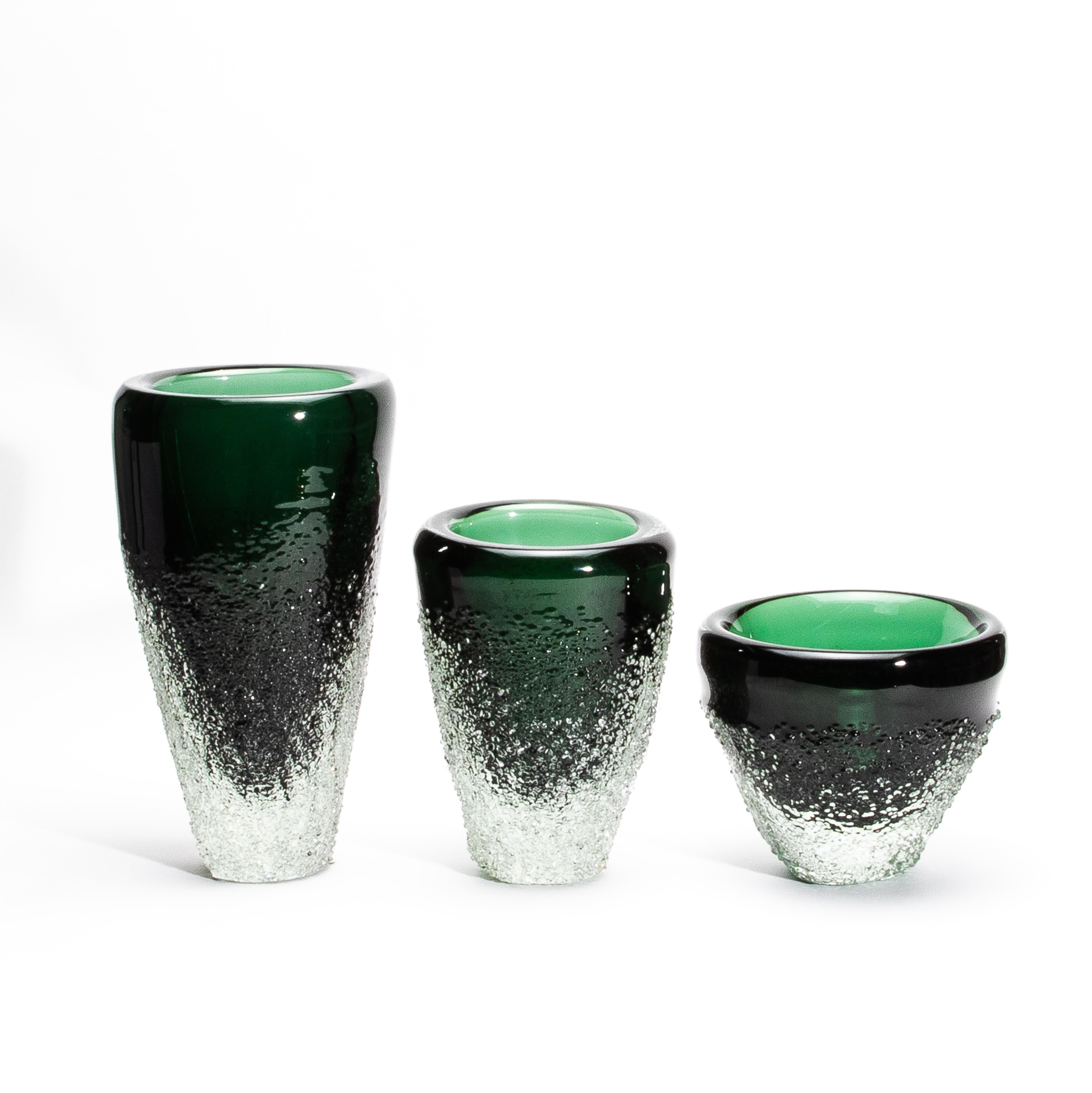XXI secolo e contemporaneo Hand-Blown Murano Frozen Vase in Emerald Green Small in vendita