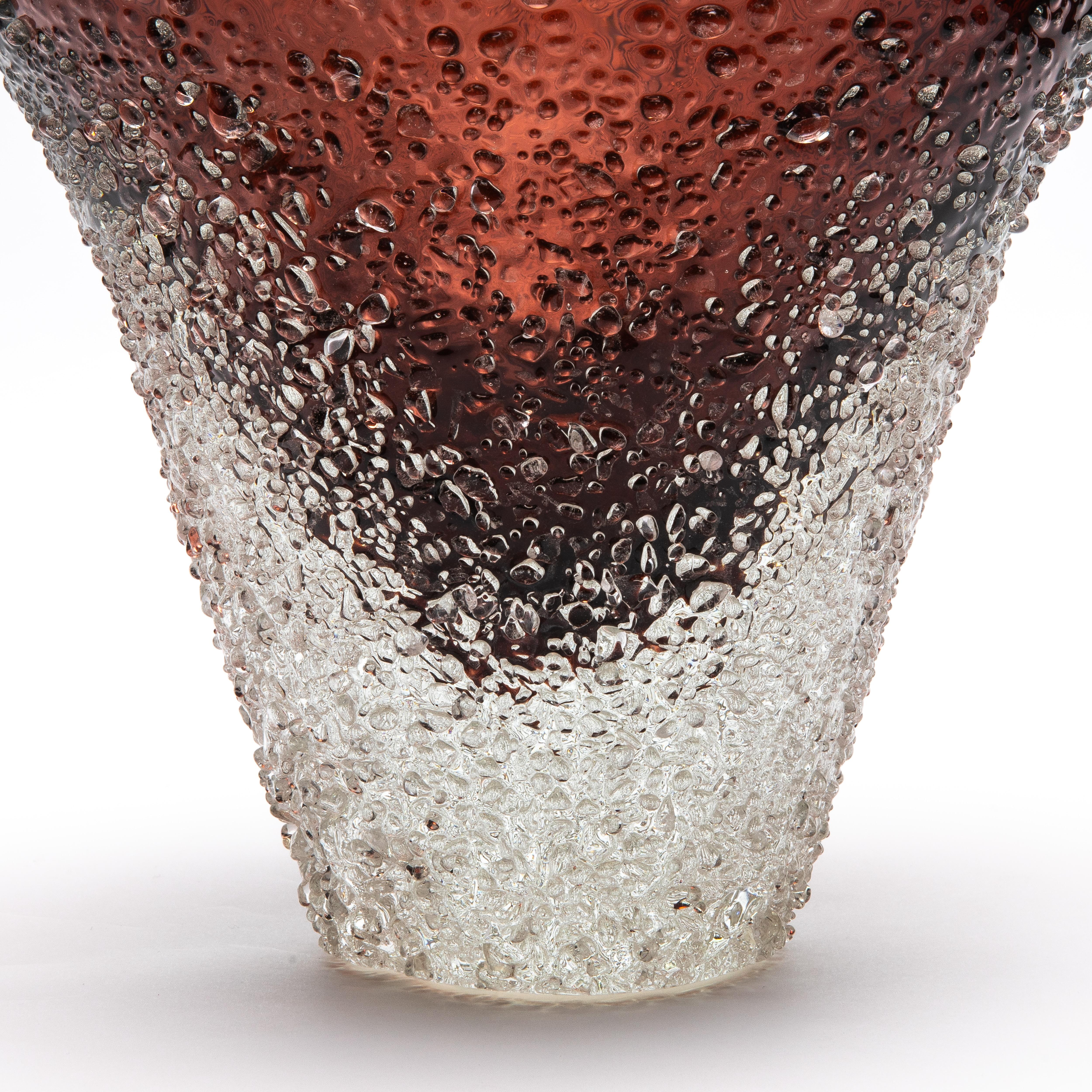 Italiano Vaso di Murano soffiato a mano e ghiacciato, colore Amaretto chiaro medio in vendita
