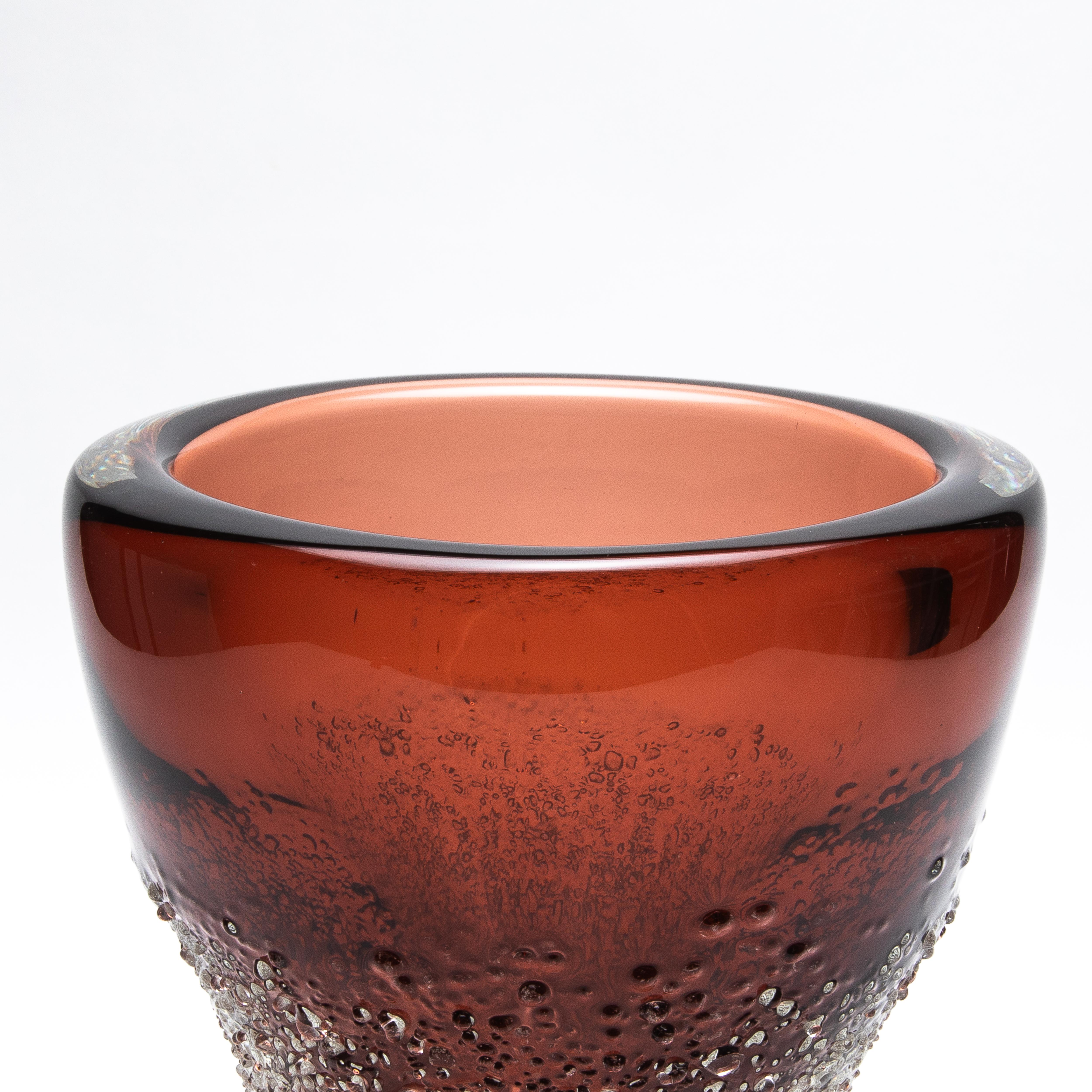 XXI secolo e contemporaneo Vaso di Murano soffiato a mano e ghiacciato, colore Amaretto chiaro medio in vendita