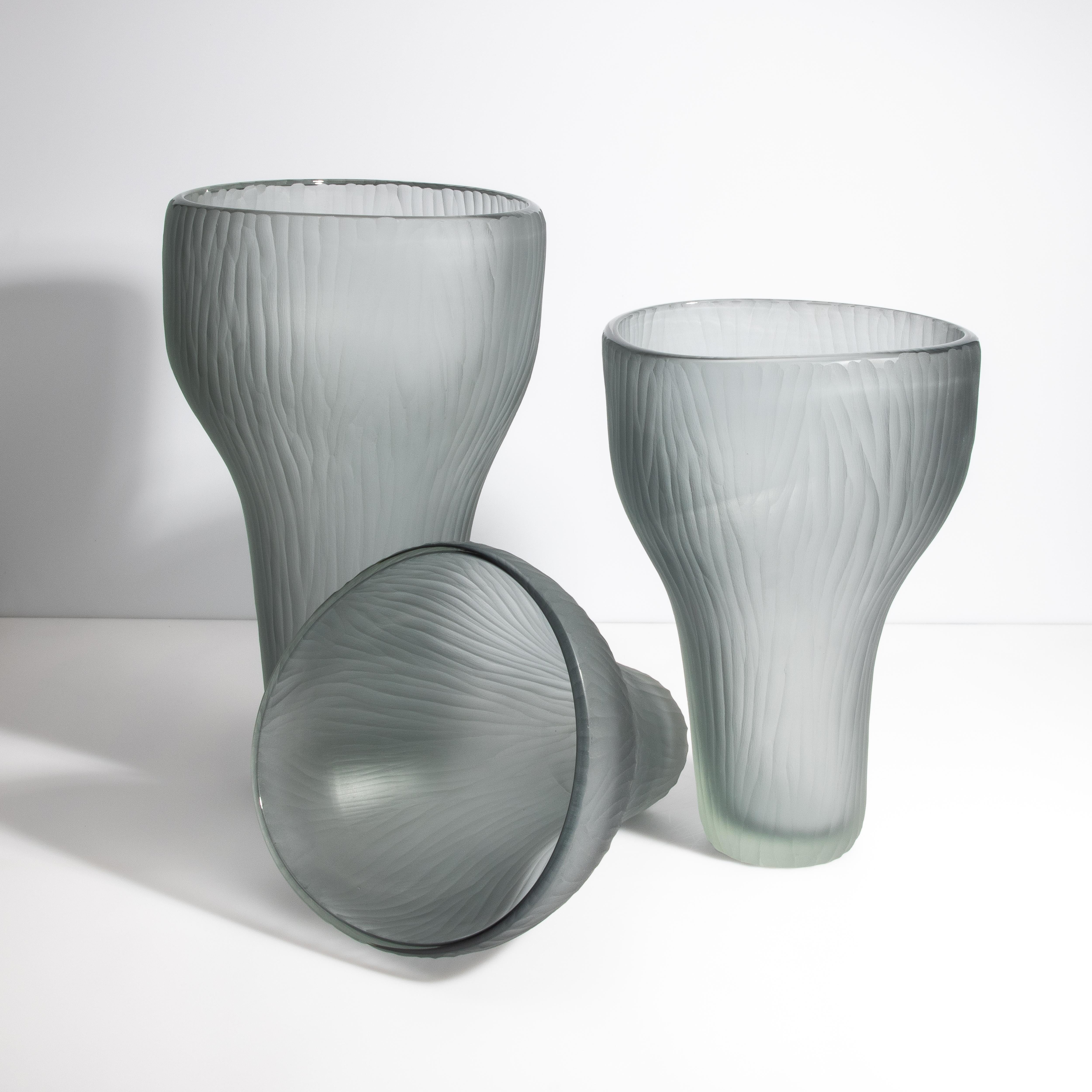 Vase Ghost en gris soufflé à la main à Murano, grand modèle en vente 5