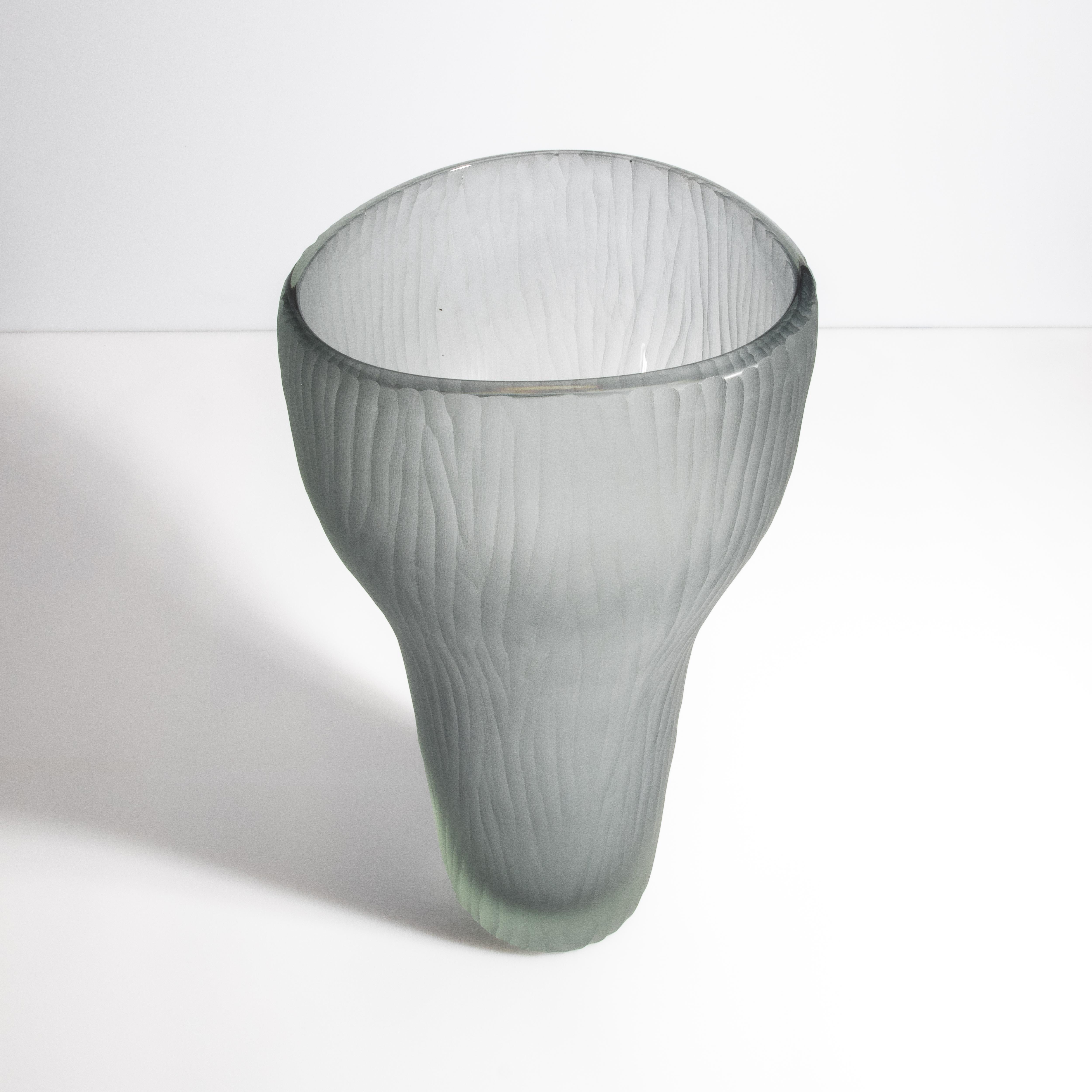 italien Vase Ghost en gris soufflé à la main à Murano, grand modèle en vente