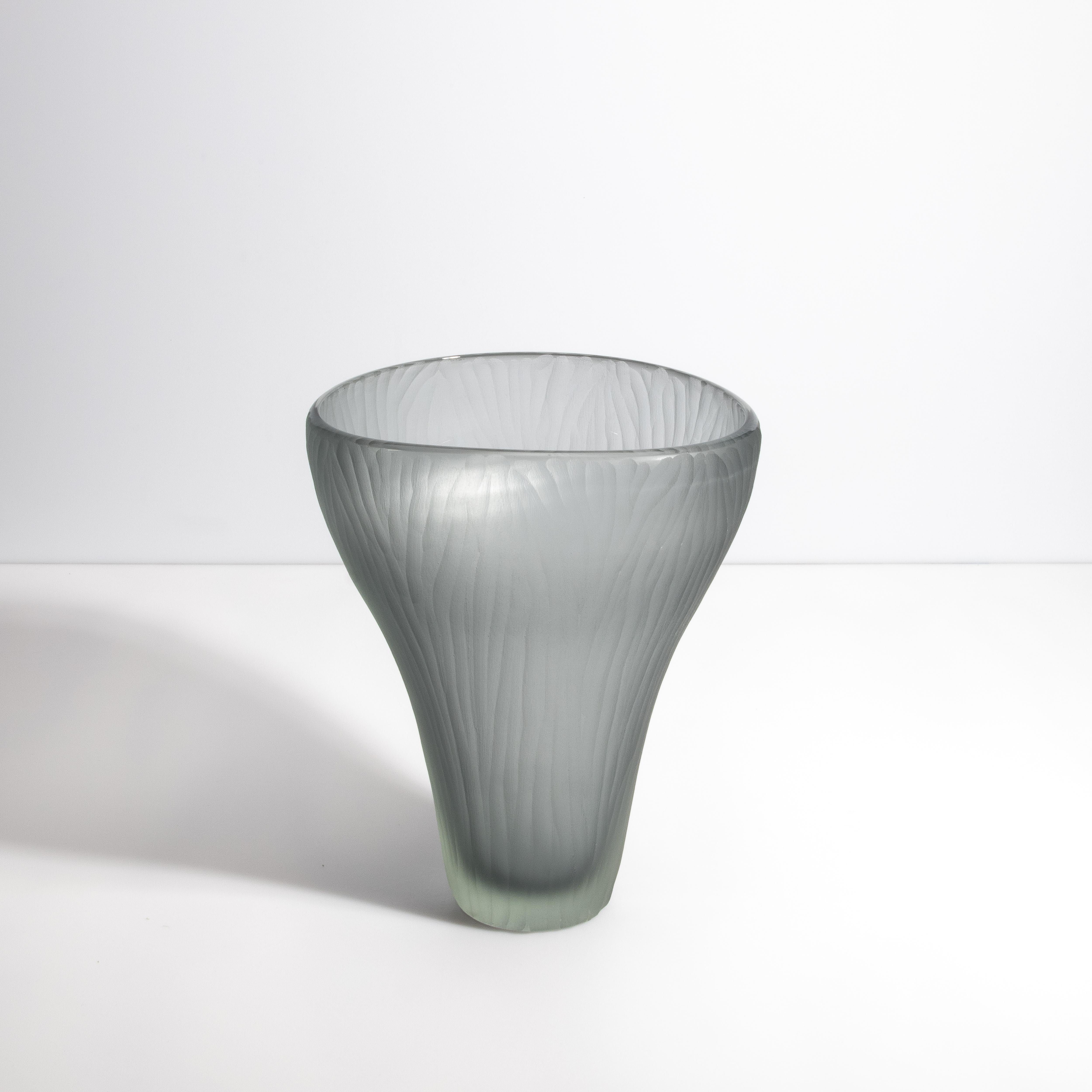Si tratta di un pezzo davvero notevole, che si distingue per il suo design squisito e il colore delicato. La tonalità grigio fumo aggiunge un tocco sofisticato che ricorda la nebbia del primo mattino sui canali di Venezia. La texture del vaso, che