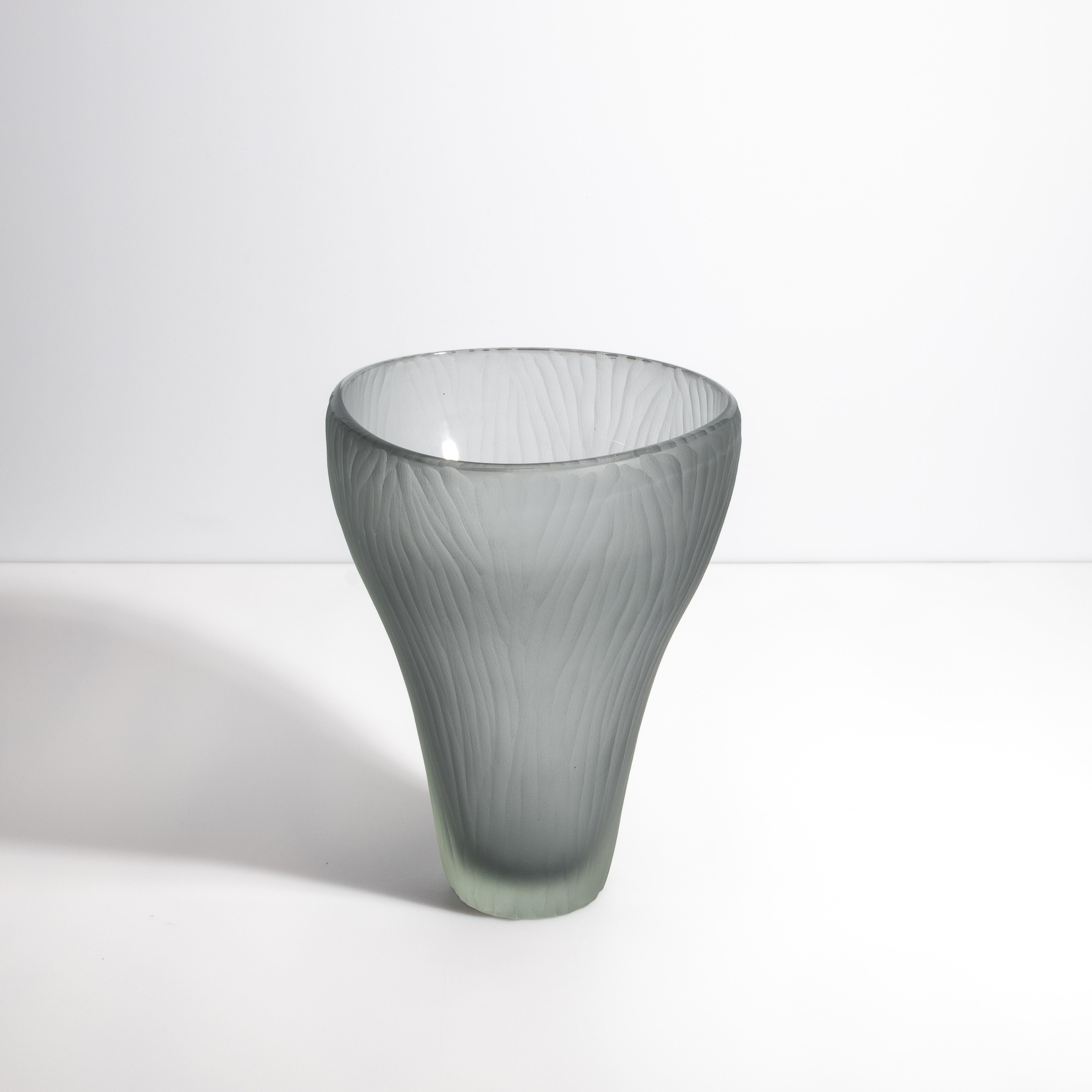 Moderno Vaso fantasma di Murano soffiato a mano e di colore grigio, piccolo in vendita