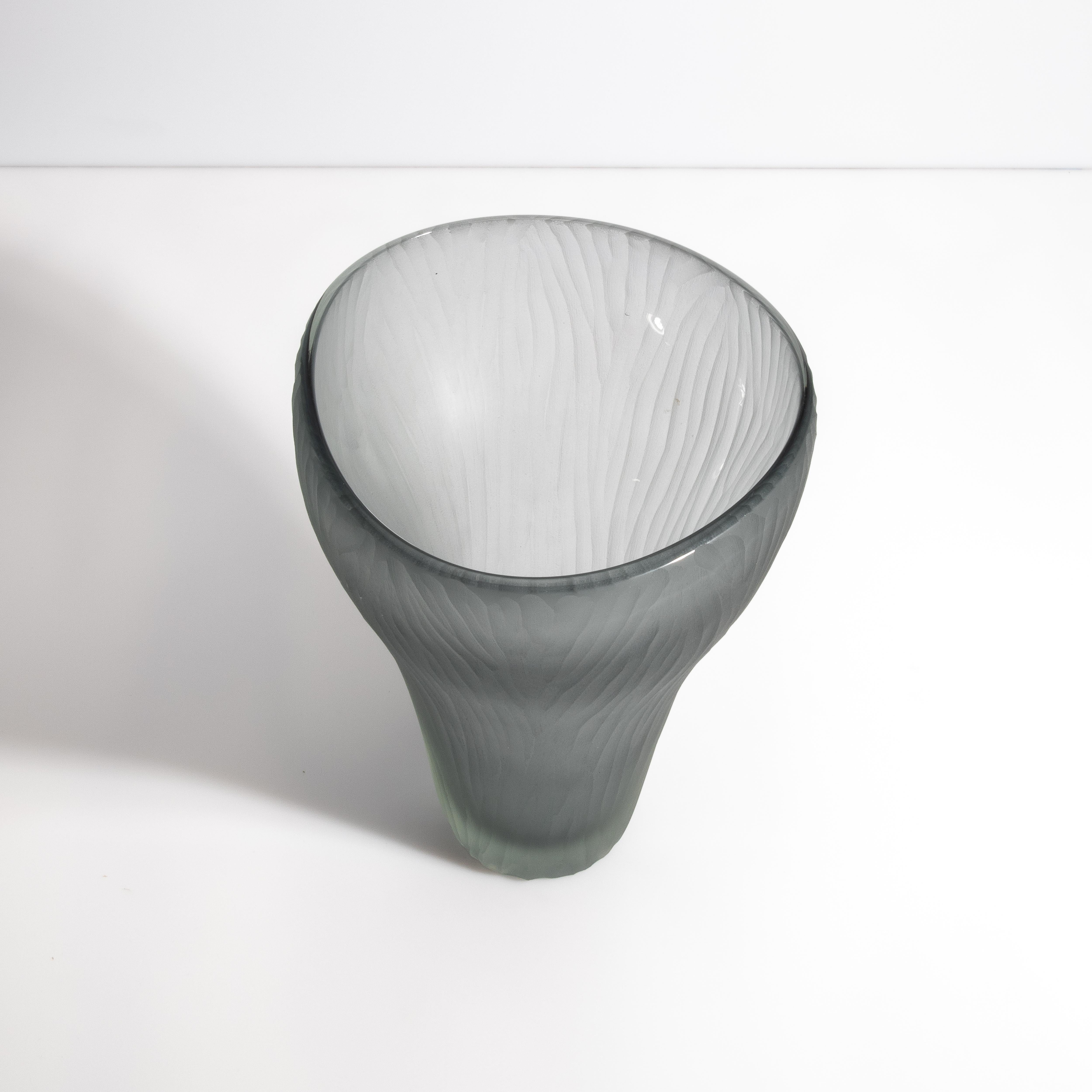 Italiano Vaso fantasma di Murano soffiato a mano e di colore grigio, piccolo in vendita