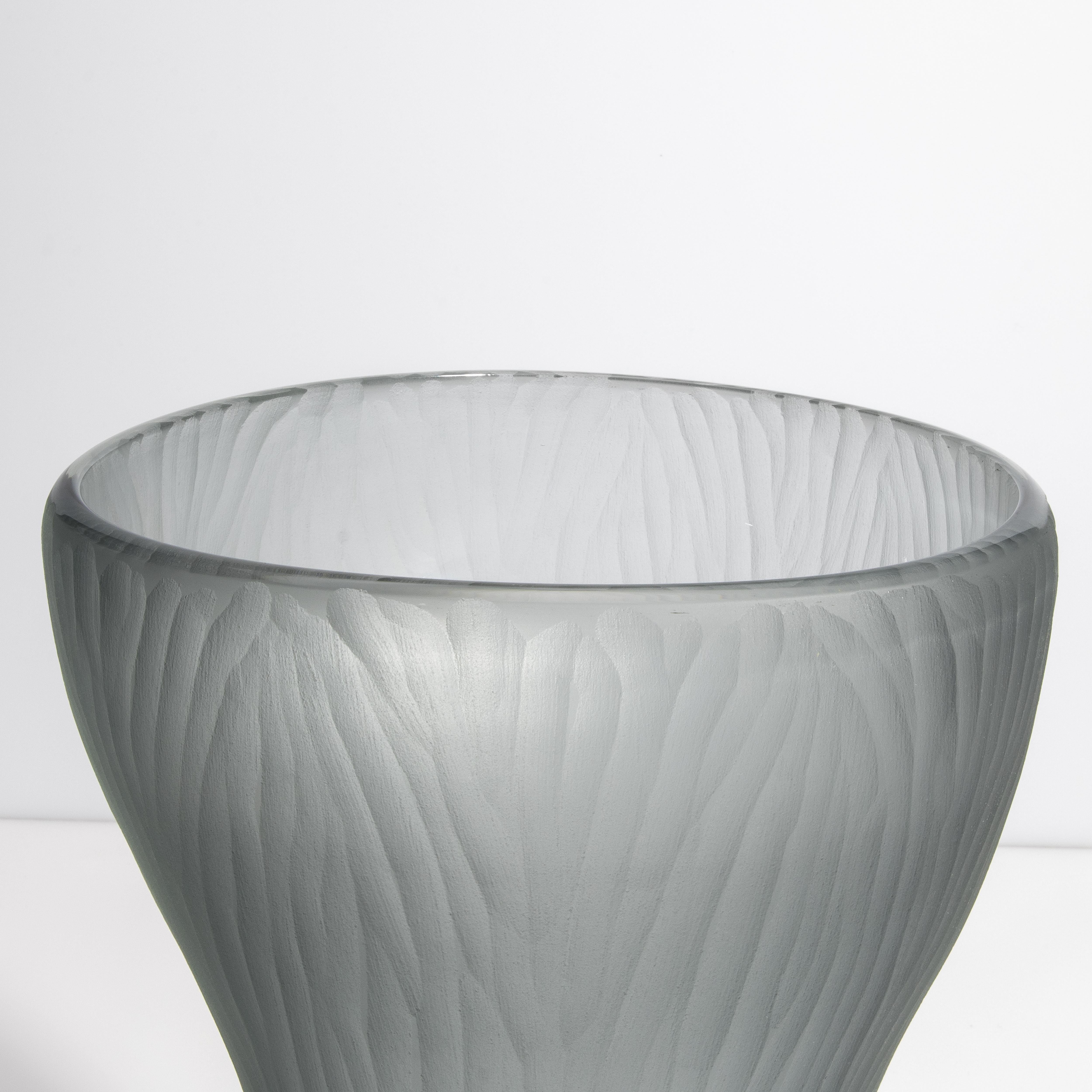 Fatto a mano Vaso fantasma di Murano soffiato a mano e di colore grigio, piccolo in vendita