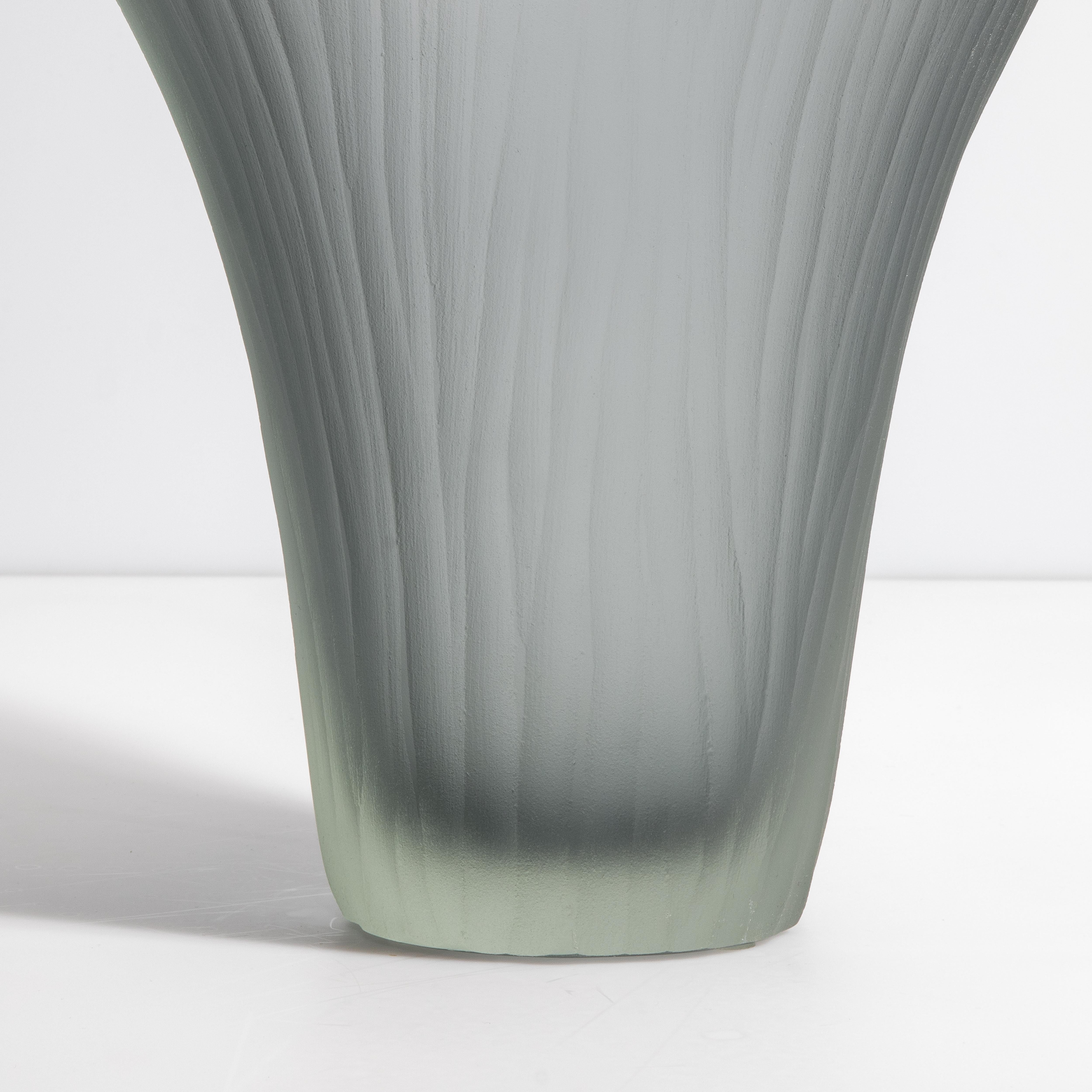 XXI secolo e contemporaneo Vaso fantasma di Murano soffiato a mano e di colore grigio, piccolo in vendita