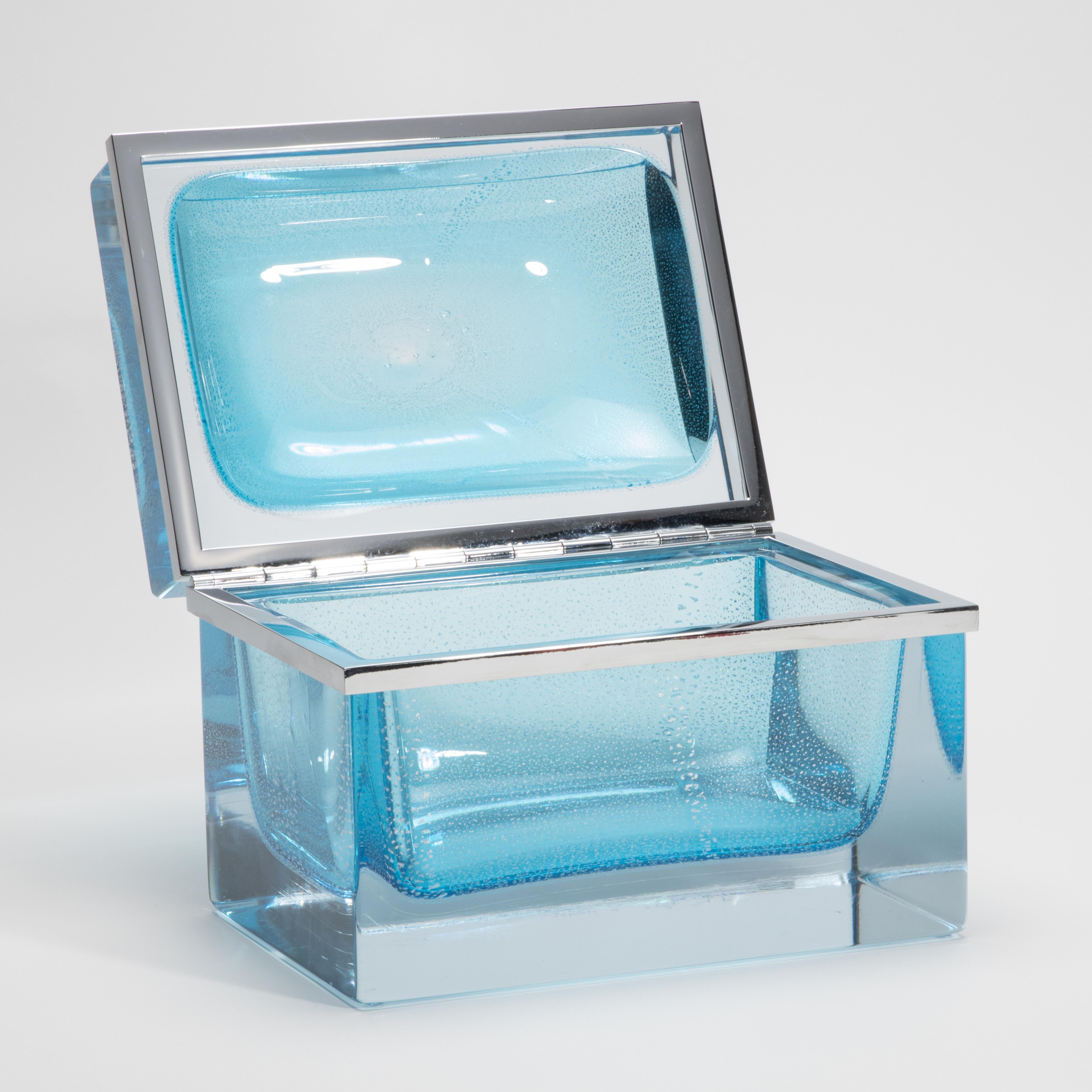 Caja Gigante de Murano Soplada a Mano en Azul Aguamarina con Motas Plateadas y Herrajes Cromados en venta 3