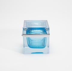 Handgeblasene Murano Riesendose in Aqua Blau mit silbernen Flecken und Chrombeschlägen