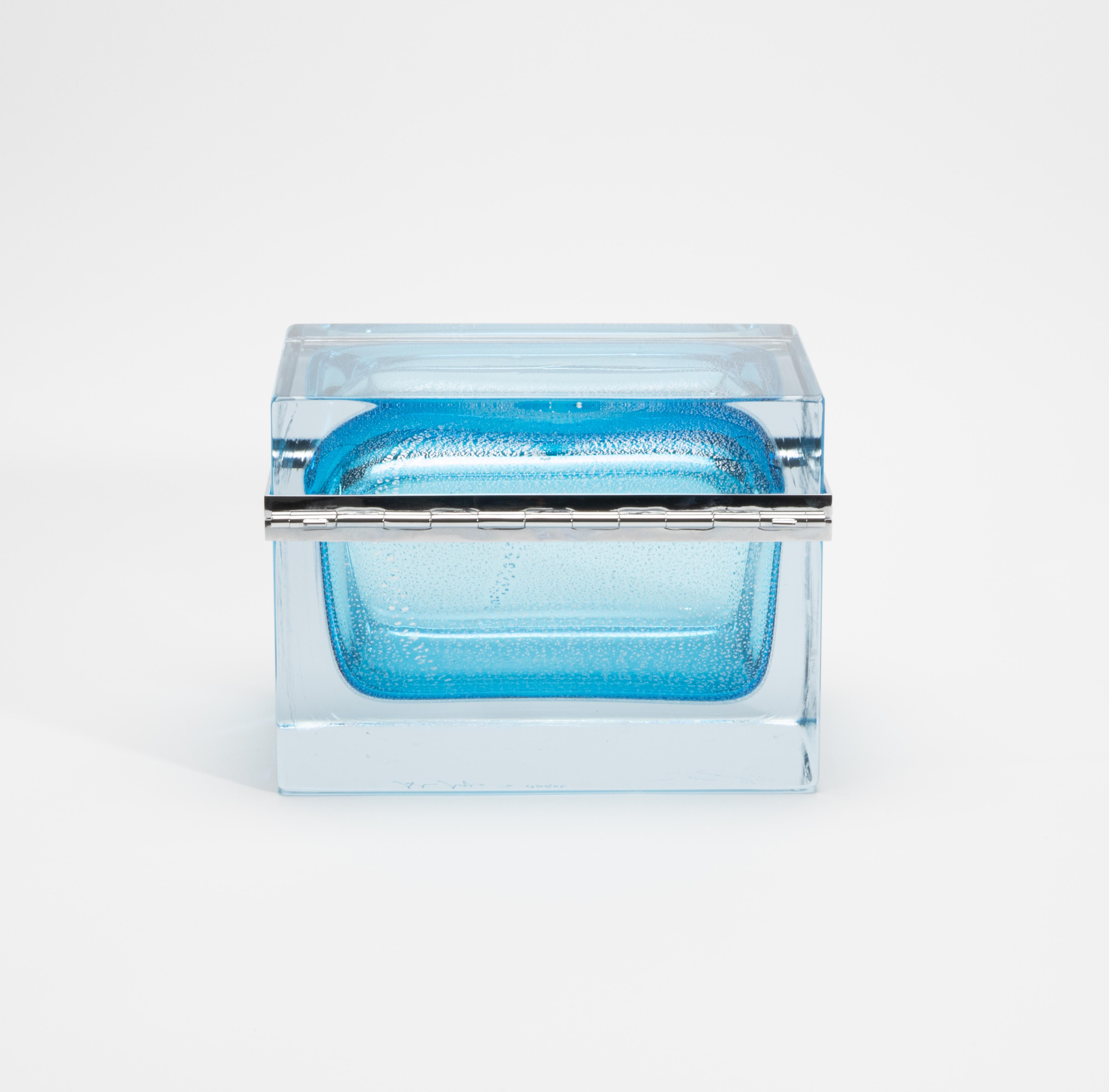 Caja Gigante de Murano Soplada a Mano en Azul Aguamarina con Motas Plateadas y Herrajes Cromados Moderno en venta