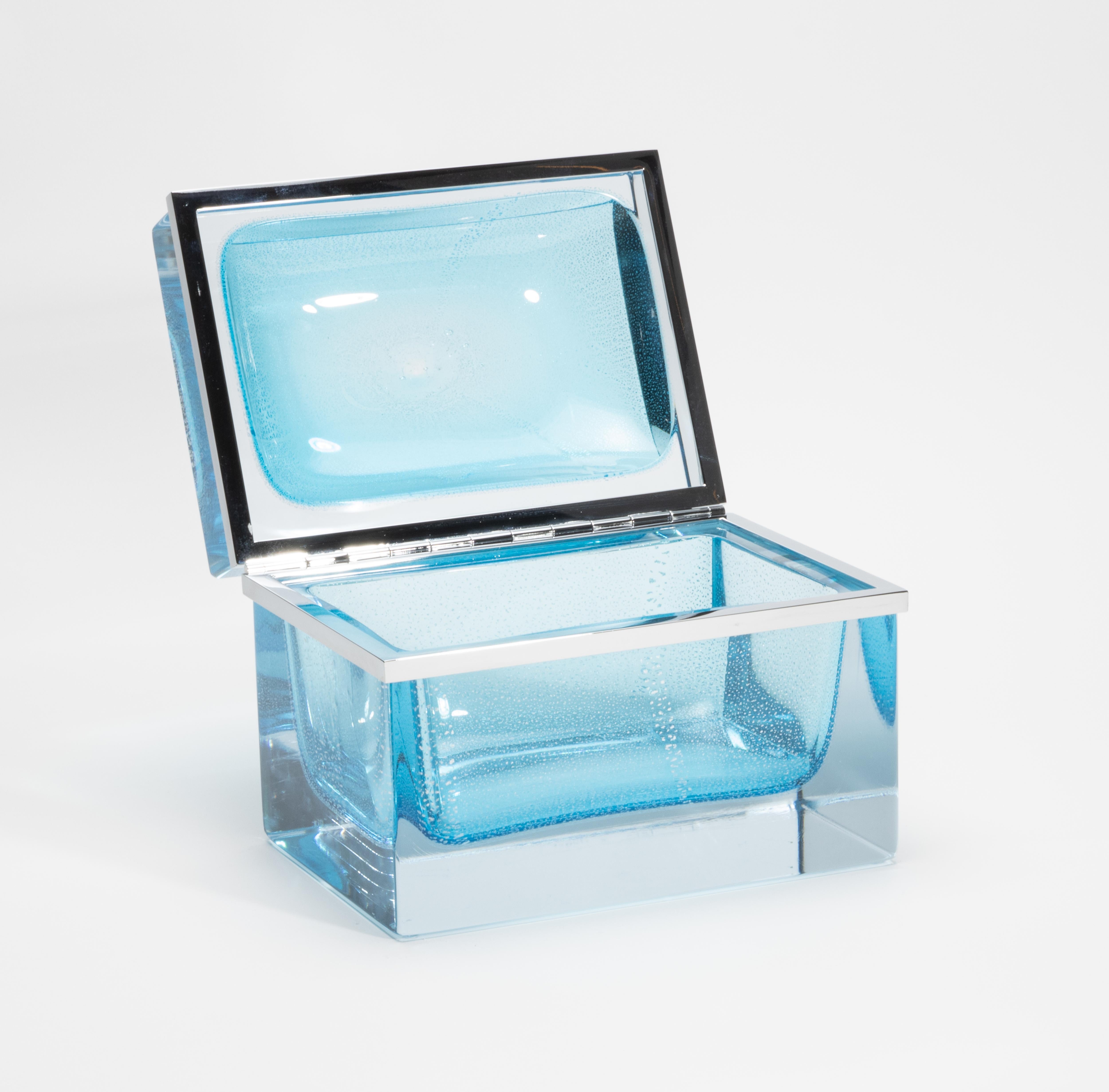 Caja Gigante de Murano Soplada a Mano en Azul Aguamarina con Motas Plateadas y Herrajes Cromados Hecho a mano en venta