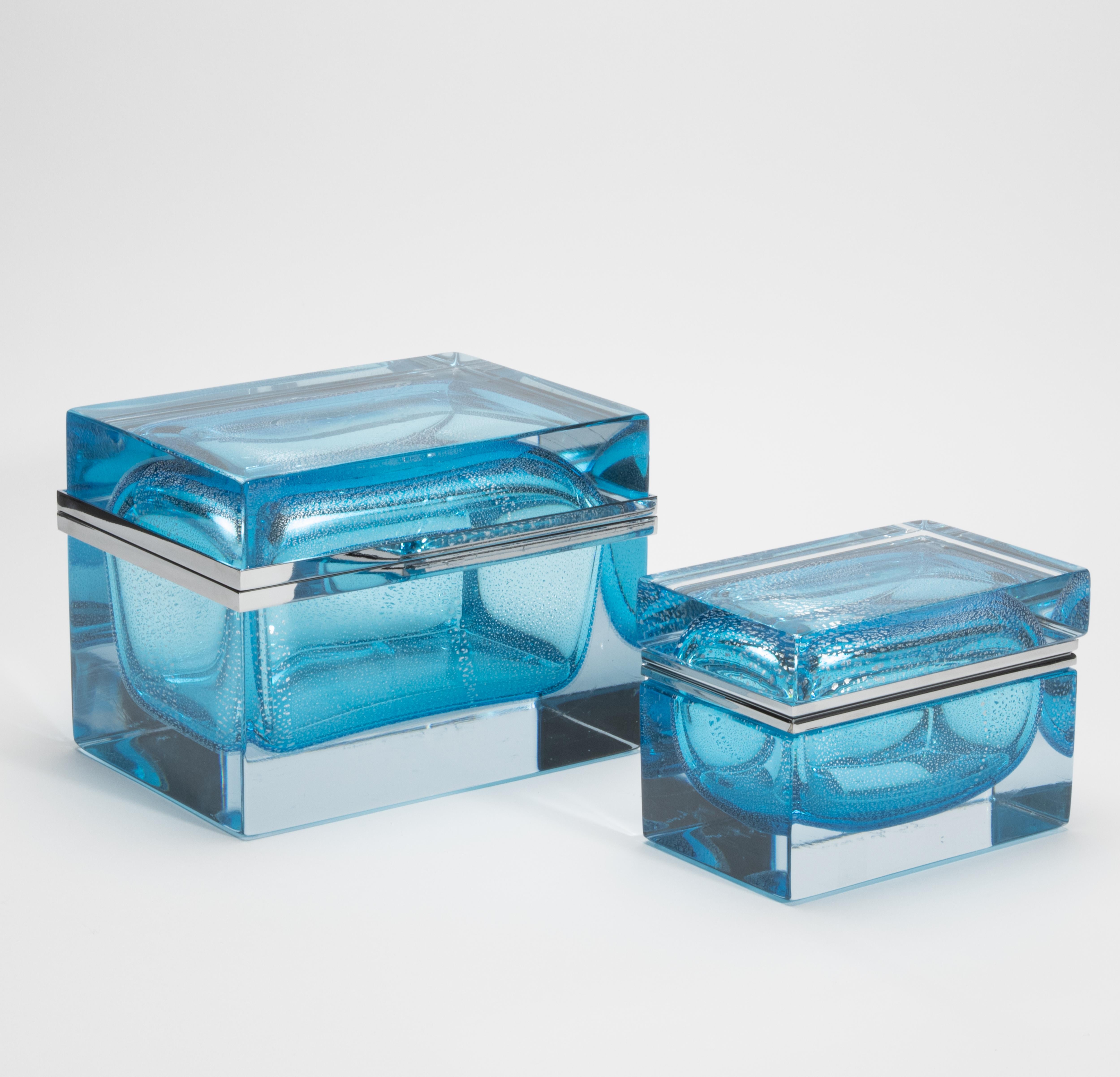 Caja Gigante de Murano Soplada a Mano en Azul Aguamarina con Motas Plateadas y Herrajes Cromados en venta 1