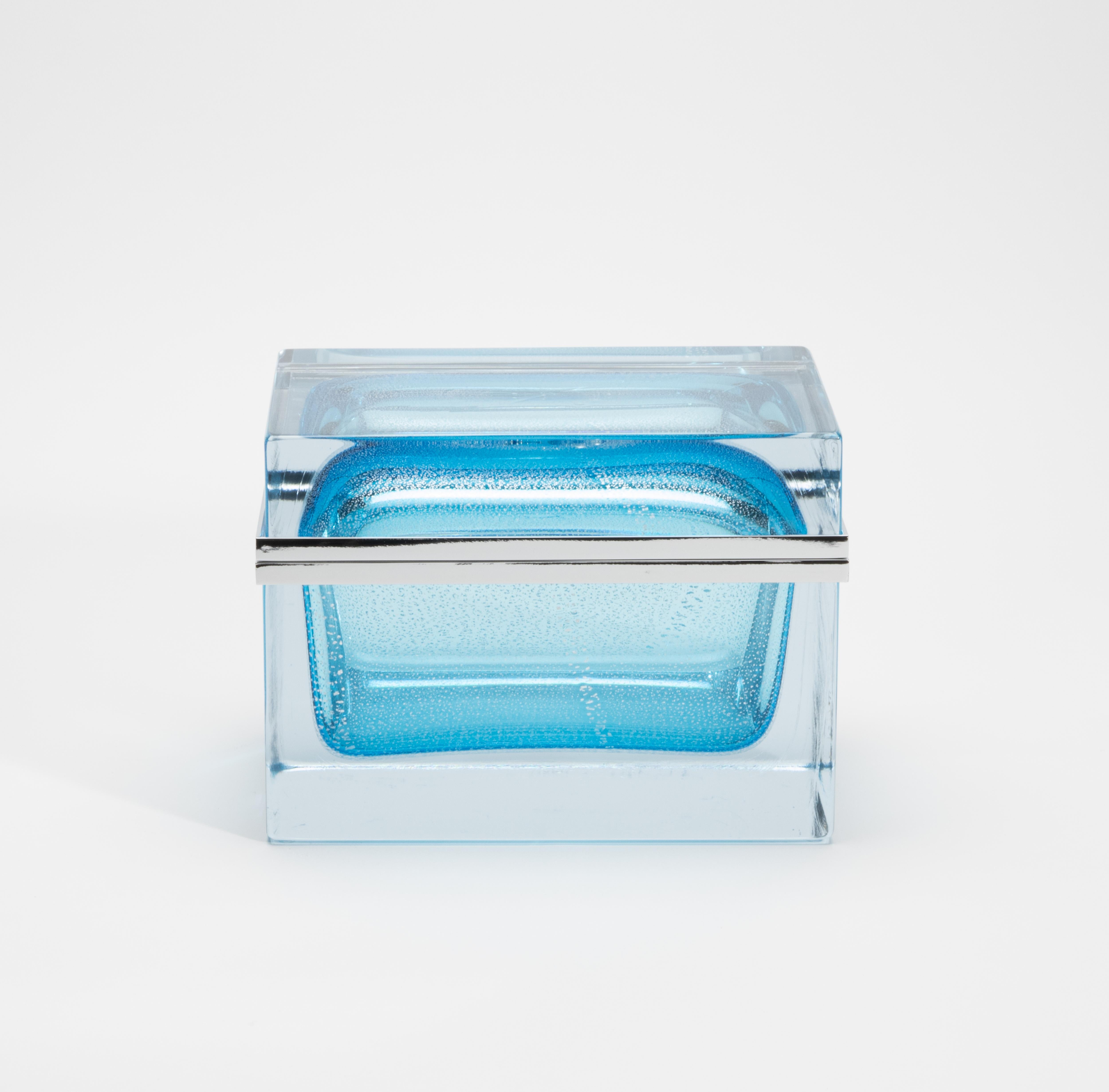 Caja Gigante de Murano Soplada a Mano en Azul Aguamarina con Motas Plateadas y Herrajes Cromados en venta 2