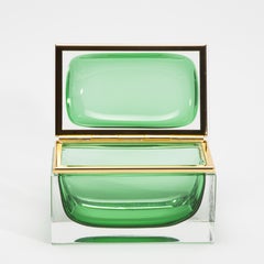 Handgeblasene Murano-Riesendose in Smaragdgrün mit Messingbeschlägen