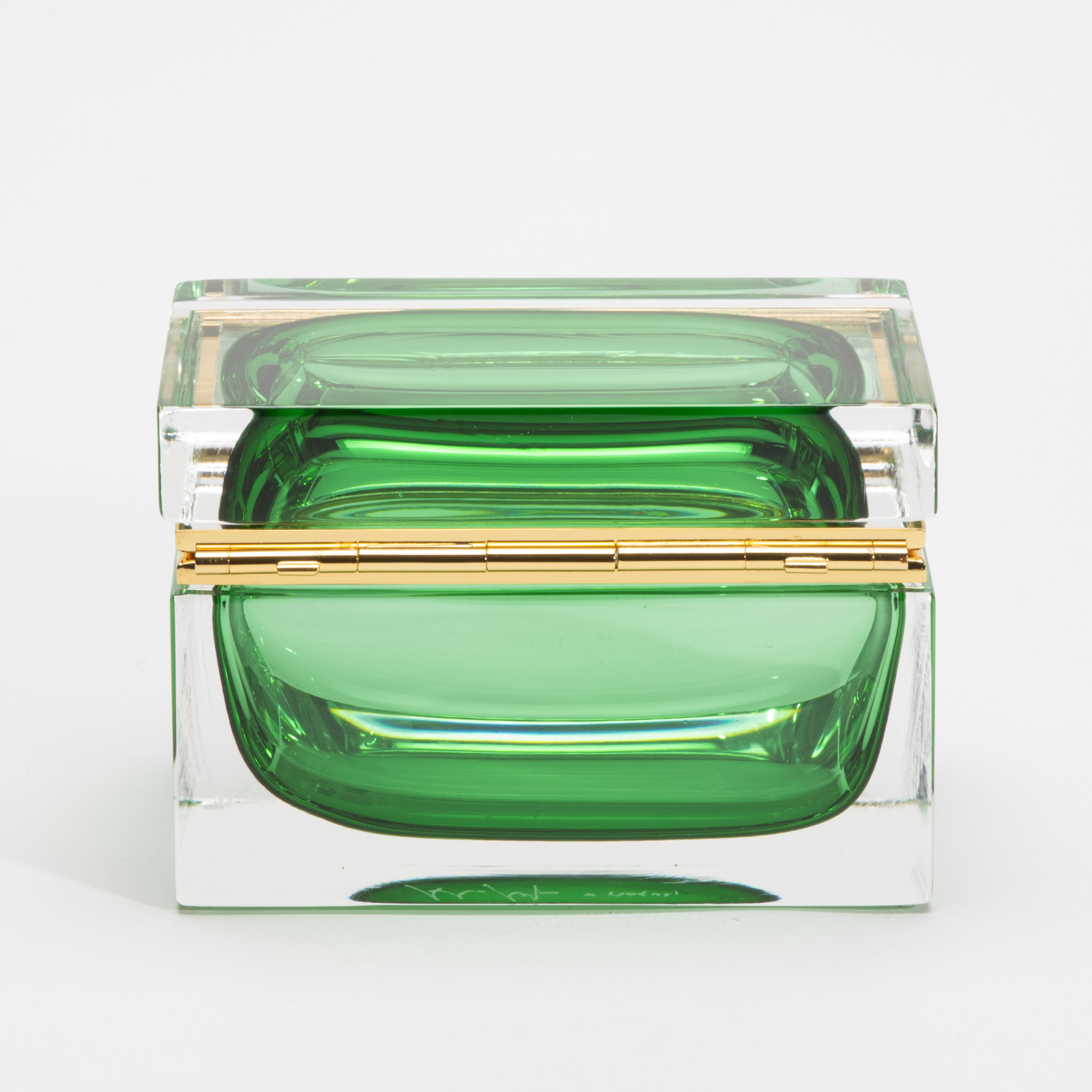 XXIe siècle et contemporain Boîte géante de Murano soufflée à la main en vert émeraude avec raccords en laiton en vente