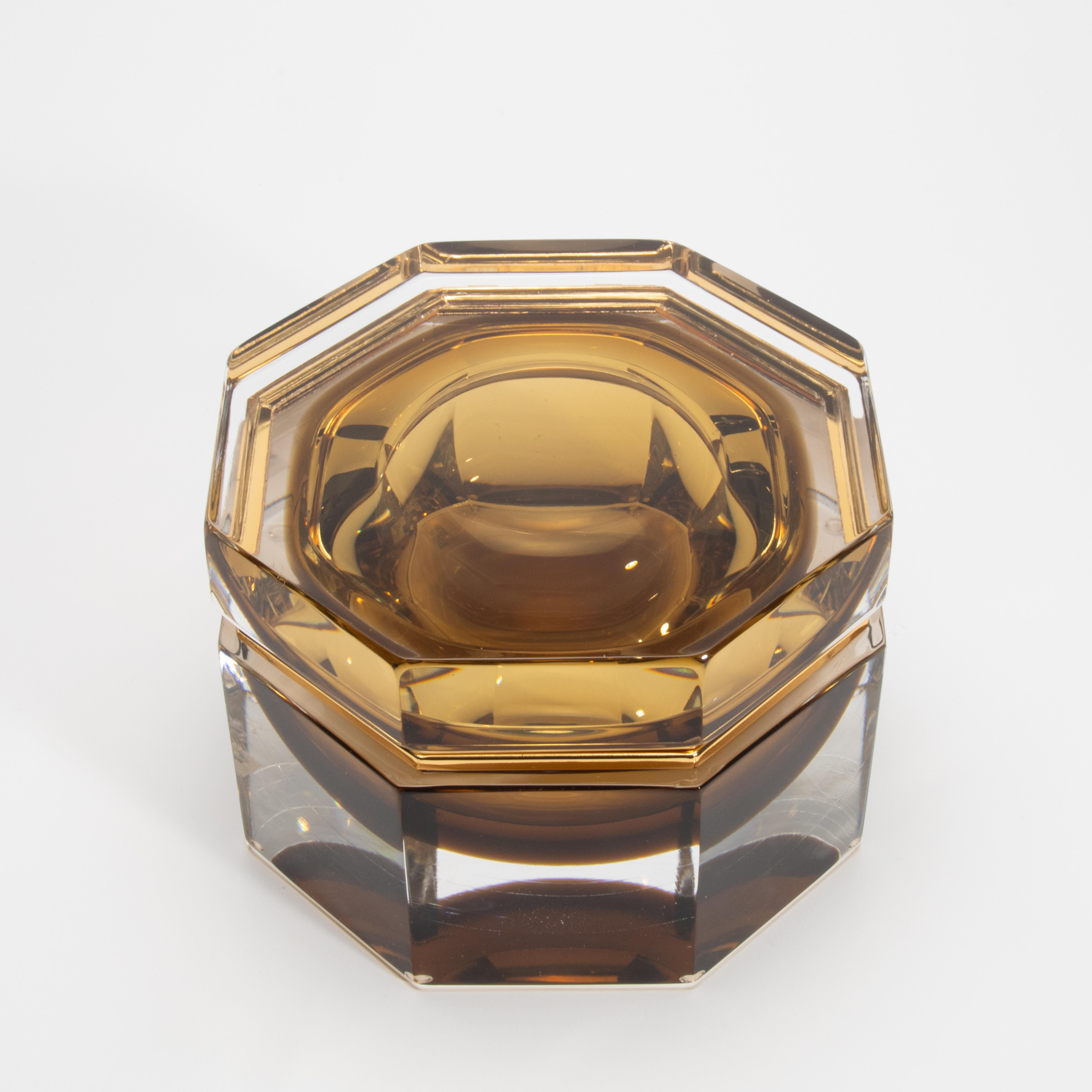 Handgeblasene Murano Riesendose in Tabak mit Messingbeschlägen (Handgefertigt) im Angebot