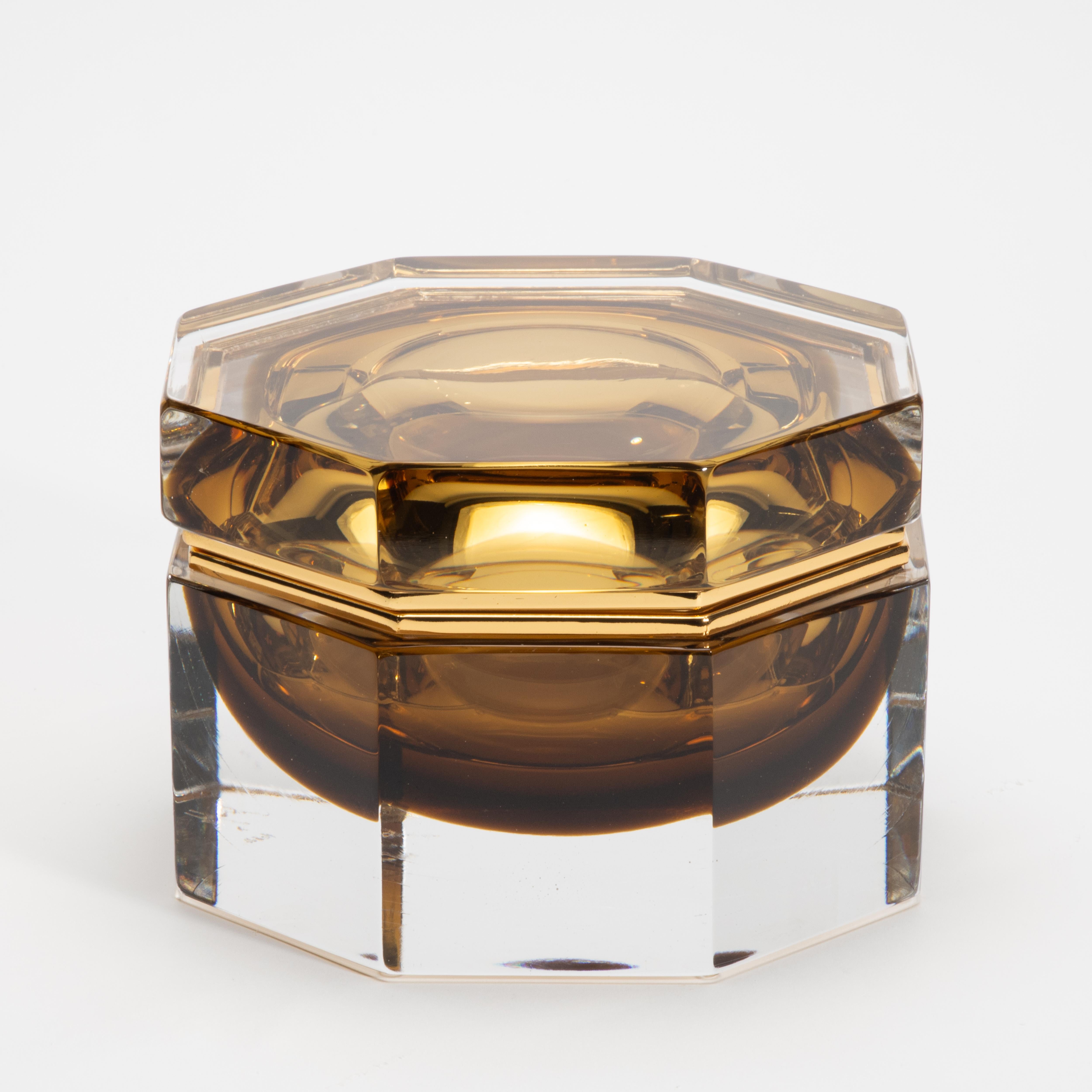 Handgeblasene Murano Riesendose in Tabak mit Messingbeschlägen (21. Jahrhundert und zeitgenössisch) im Angebot