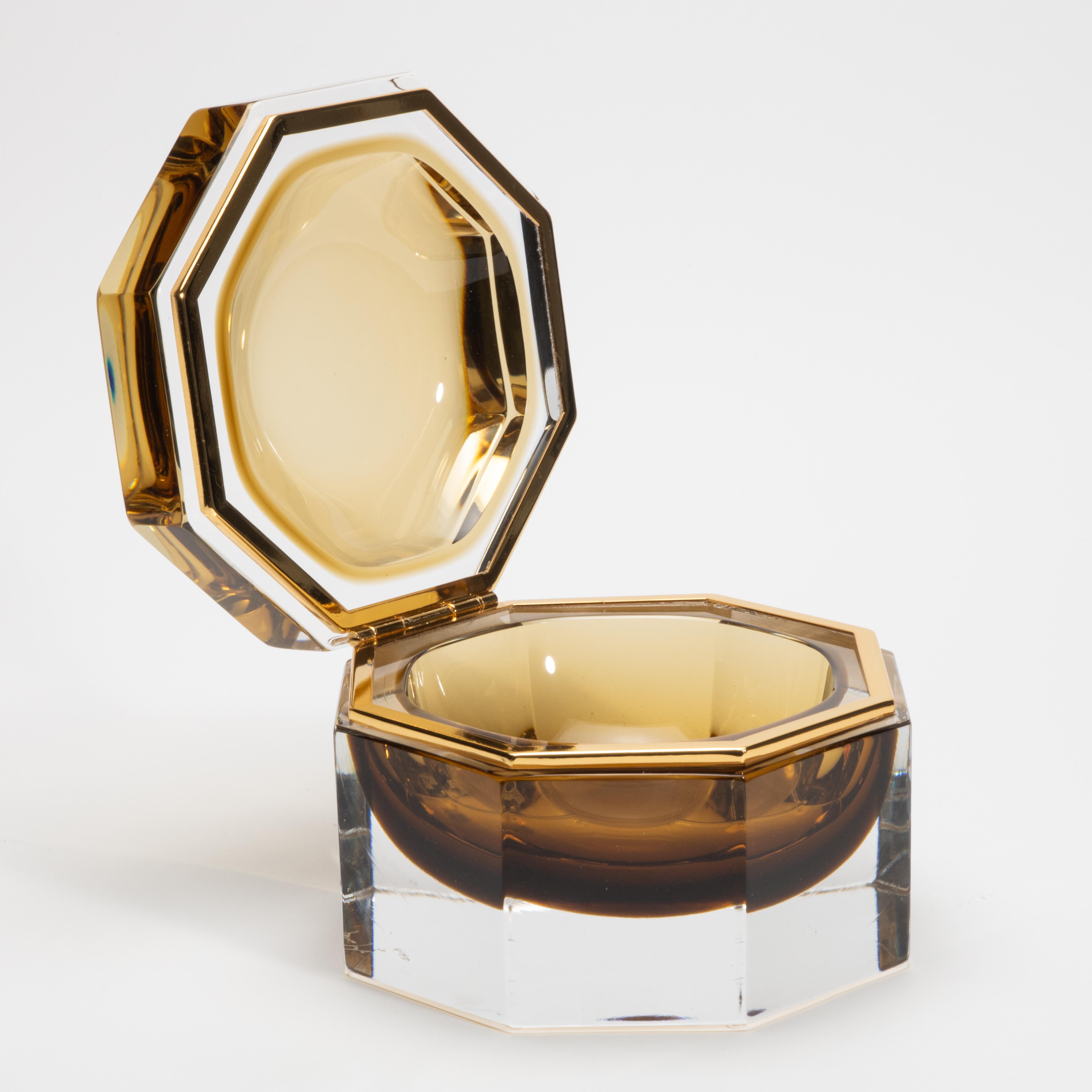 Handgeblasene Murano Riesendose in Tabak mit Messingbeschlägen im Angebot 1