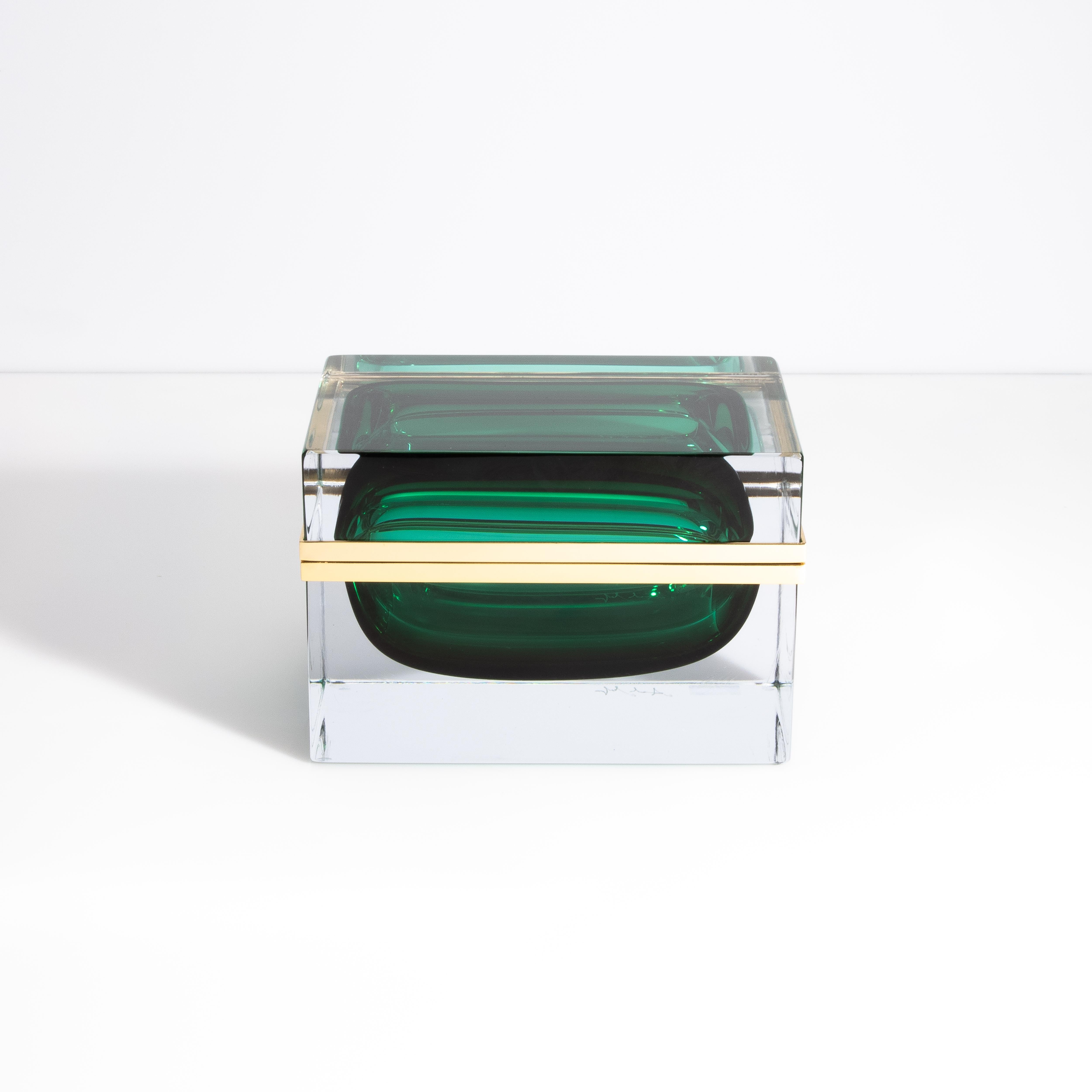 Cette boîte Murano géante rectangulaire de couleur vert émeraude est un témoignage étonnant de la beauté et de l'art du verre de Murano. Fabriquée à la main sur l'île historique vénitienne de Murano, réputée pour sa tradition séculaire de verrerie,