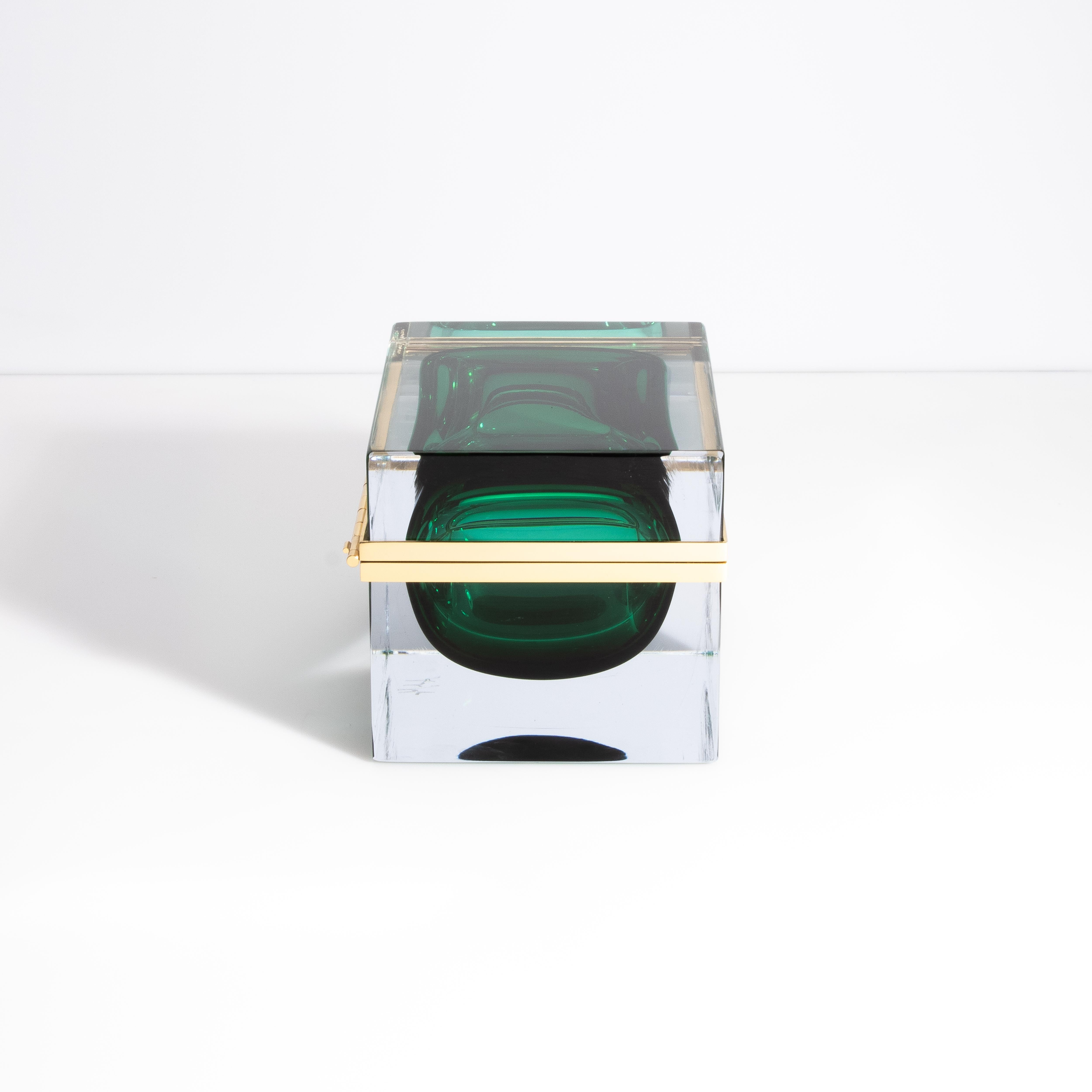 Moderne Boîte géante en verre de Murano soufflé à la main en vert émeraude avec accessoires en laiton en vente
