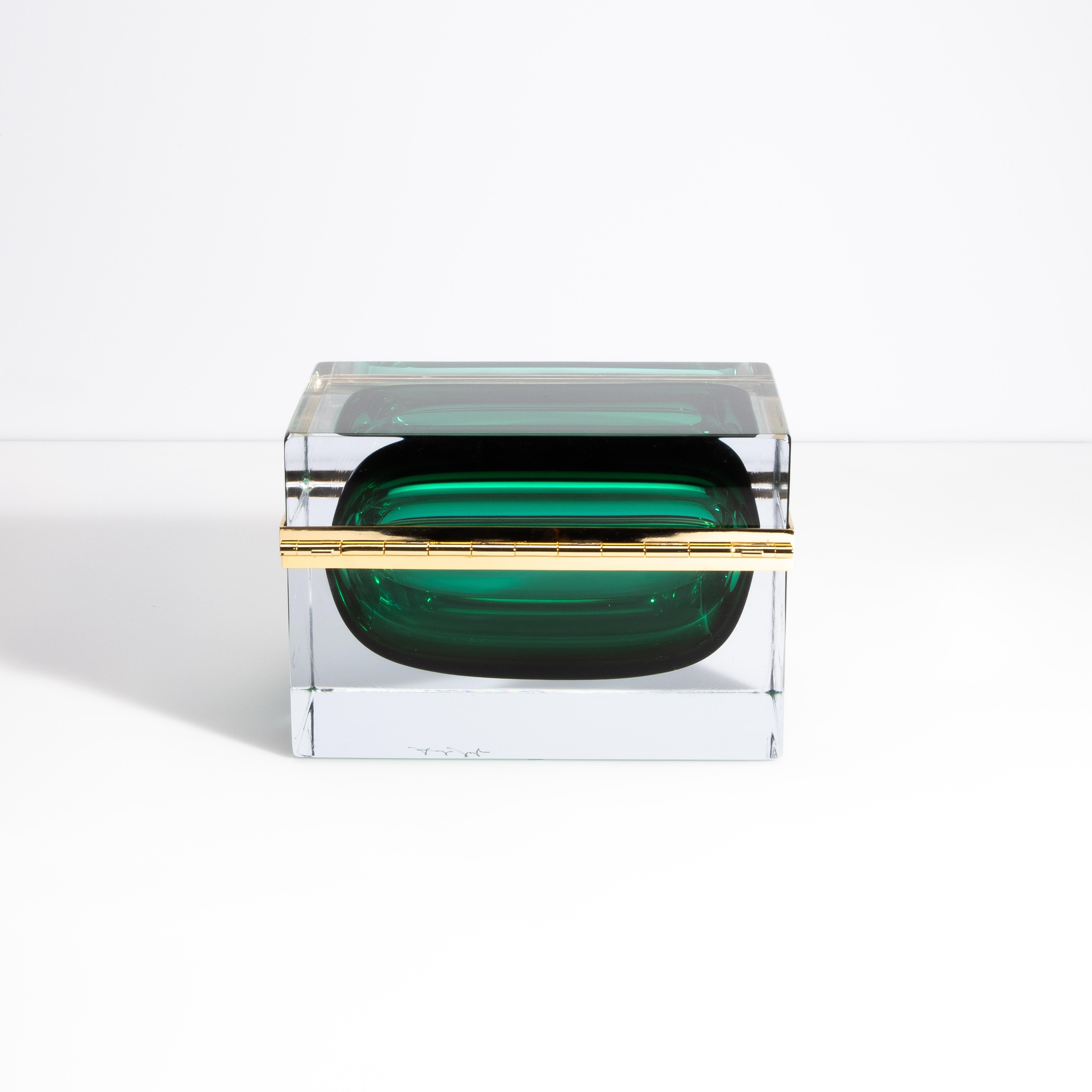 Fait main Boîte géante en verre de Murano soufflé à la main en vert émeraude avec accessoires en laiton en vente