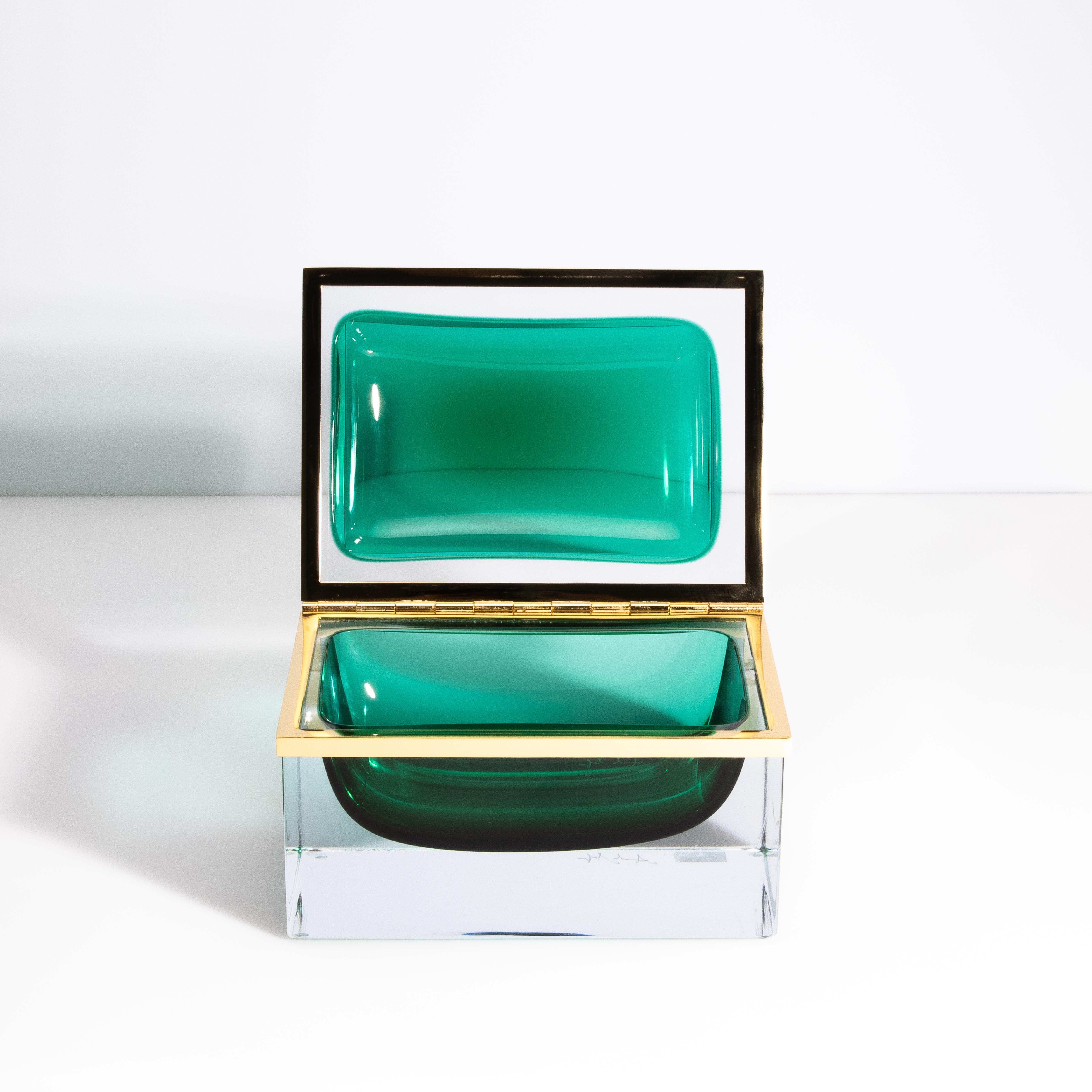 XXIe siècle et contemporain Boîte géante en verre de Murano soufflé à la main en vert émeraude avec accessoires en laiton en vente