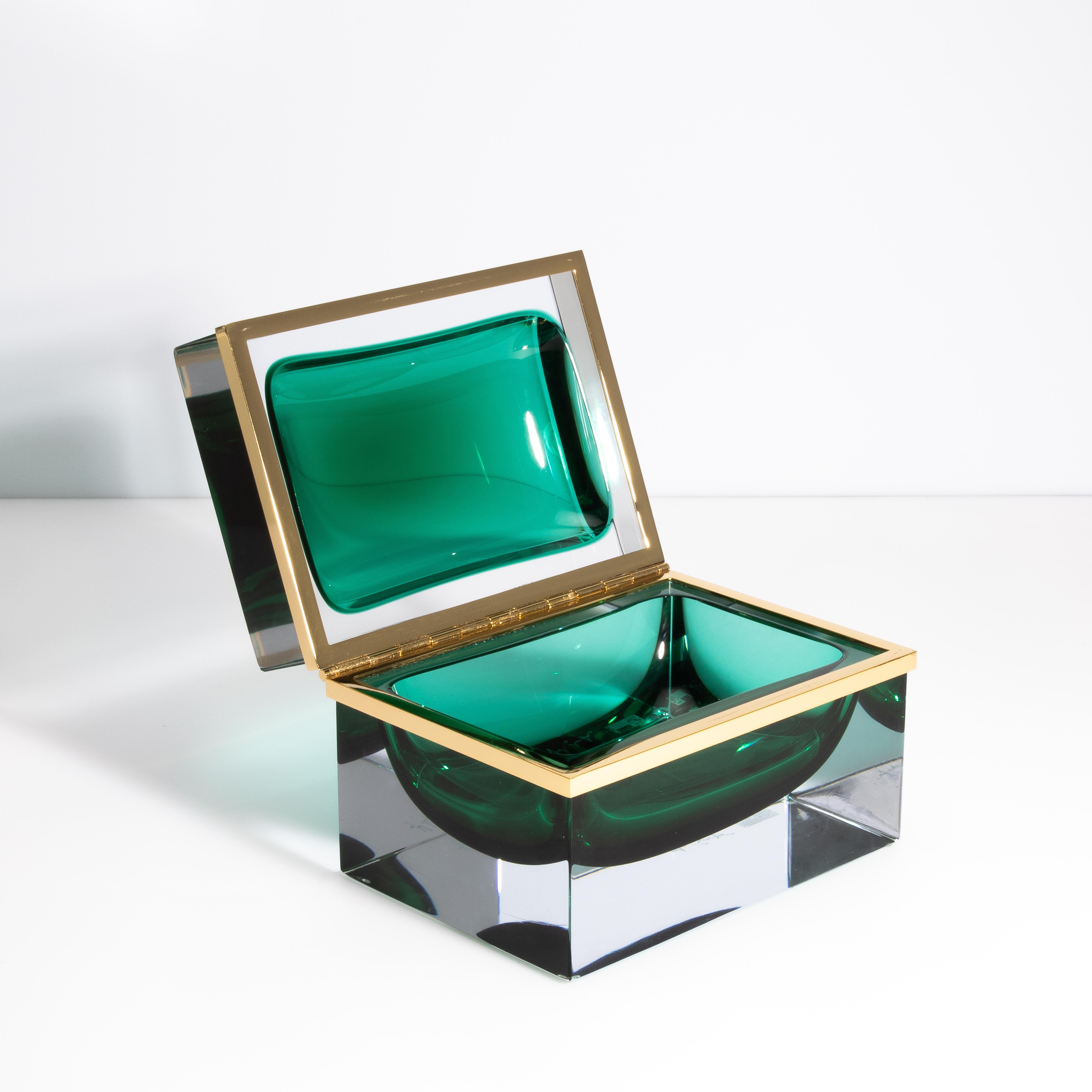 Laiton Boîte géante en verre de Murano soufflé à la main en vert émeraude avec accessoires en laiton en vente