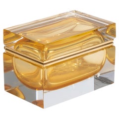 Dose aus mundgeblasenem Murano-Glas in Bernstein mit 24 Karat Goldflecken und Messingbeschlägen