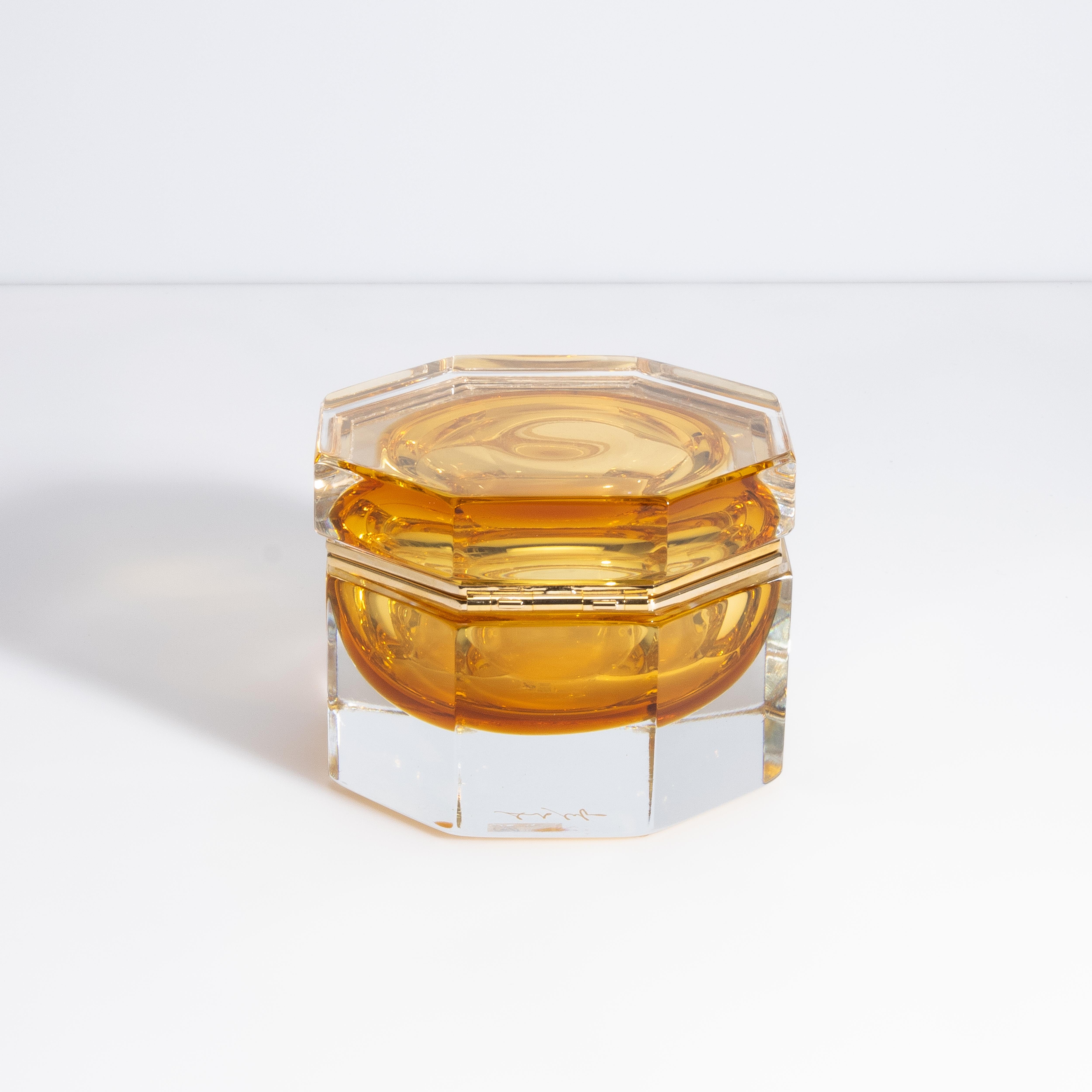 Moderne Boîte en verre de Murano soufflé à la main en ambre avec accessoires en laiton en vente