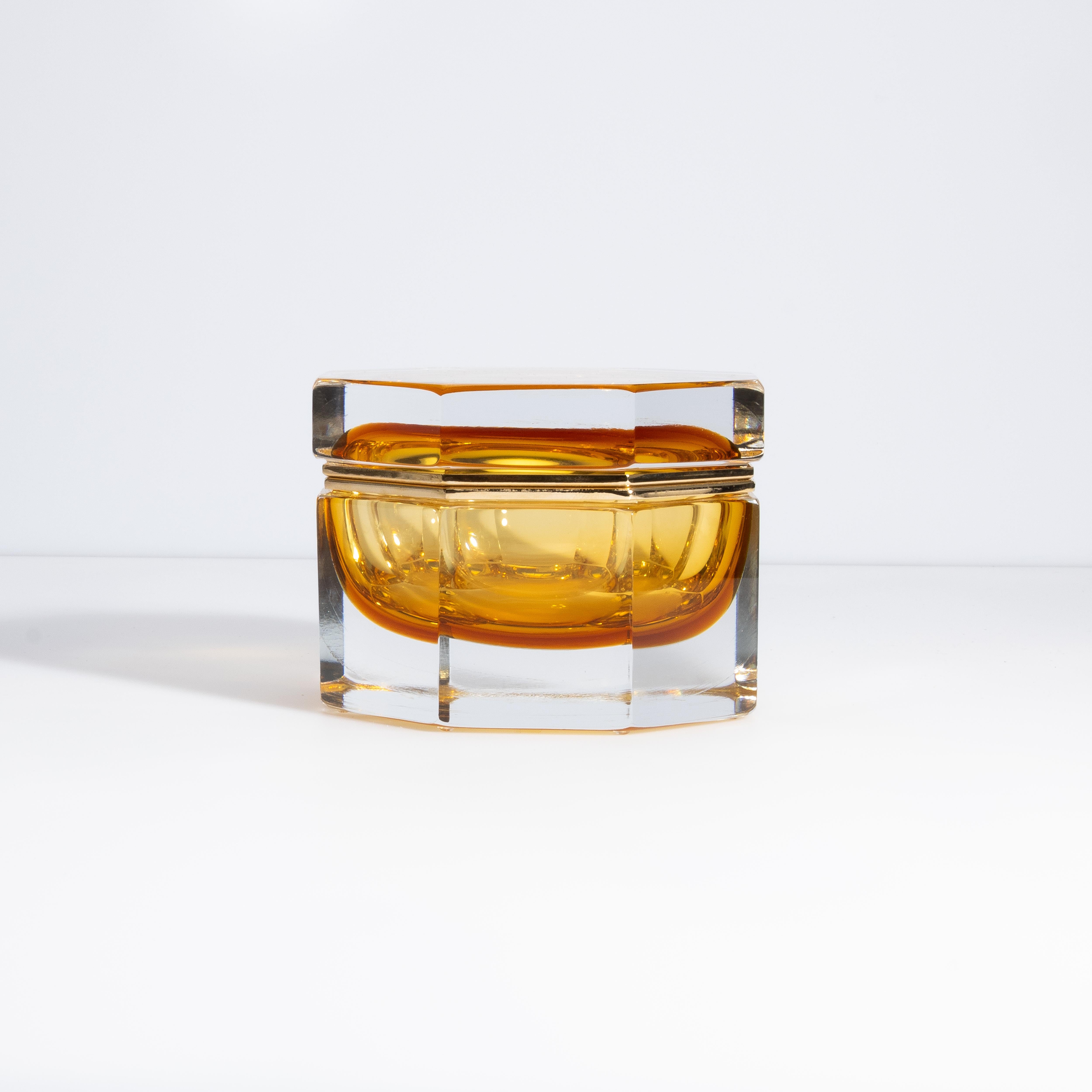 italien Boîte en verre de Murano soufflé à la main en ambre avec accessoires en laiton en vente