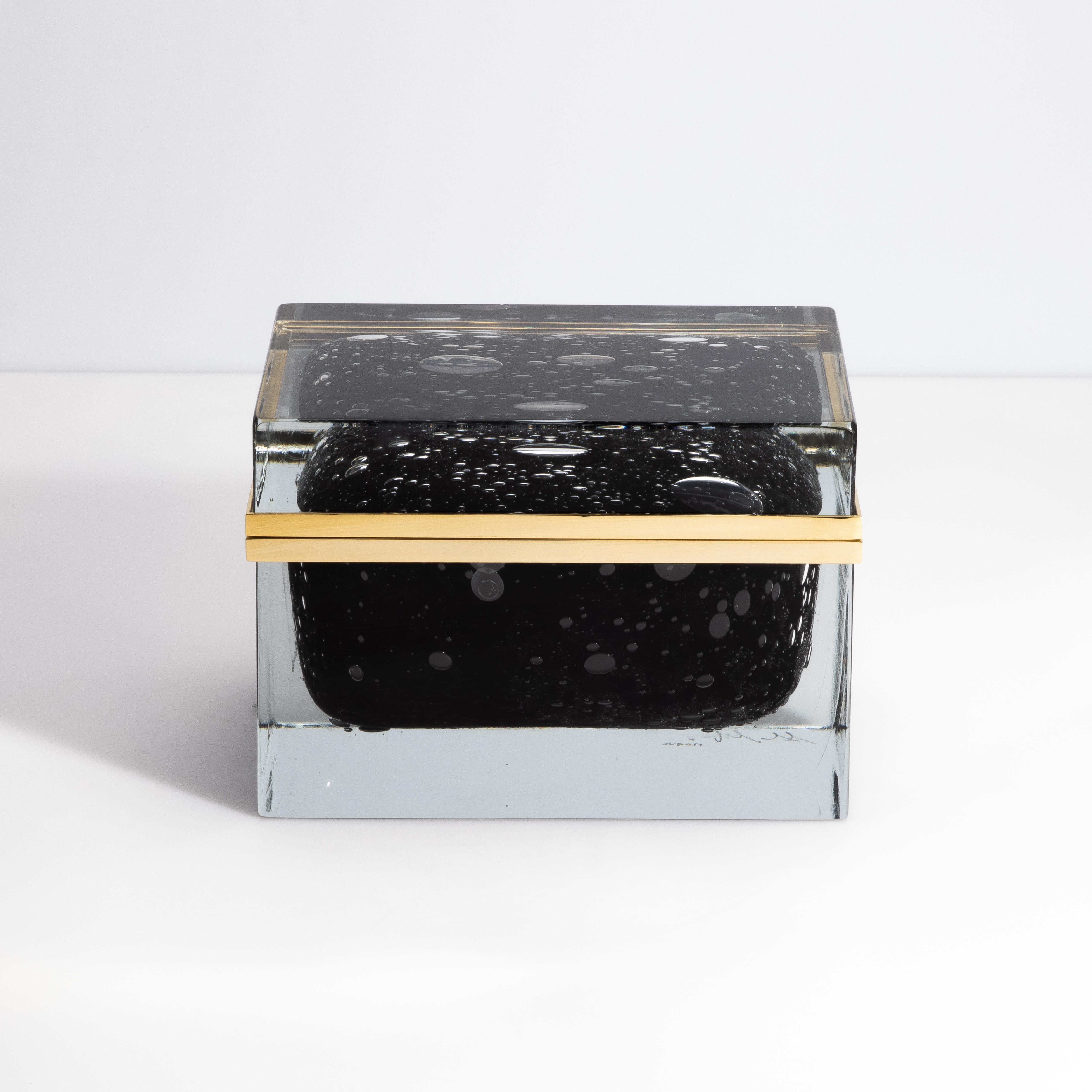 Moderne Boîte en verre de Murano soufflé à la main, noir avec bulles et raccords en laiton en vente