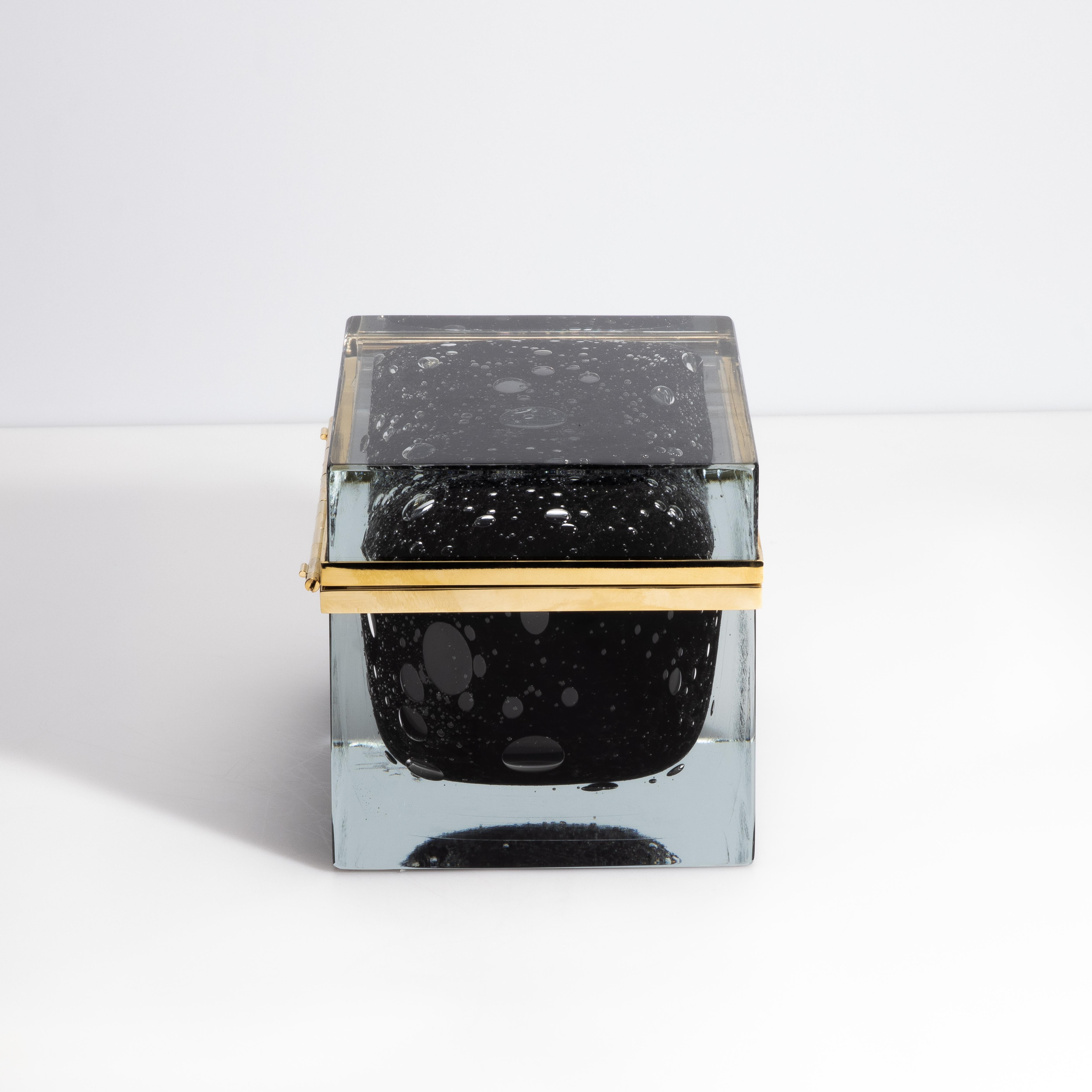 italien Boîte en verre de Murano soufflé à la main, noir avec bulles et raccords en laiton en vente