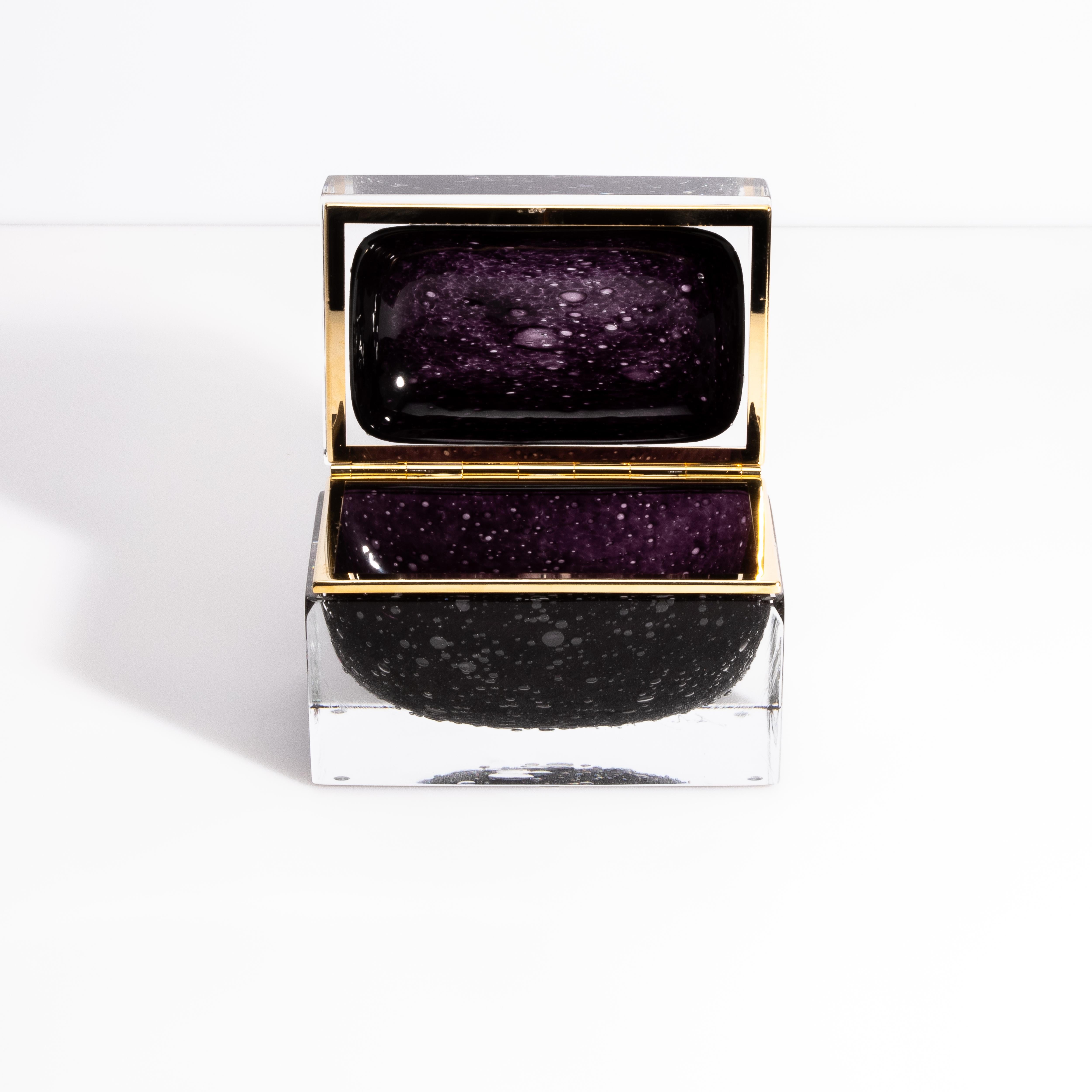 Fait main Boîte en verre de Murano soufflé à la main, noir avec bulles et raccords en laiton en vente
