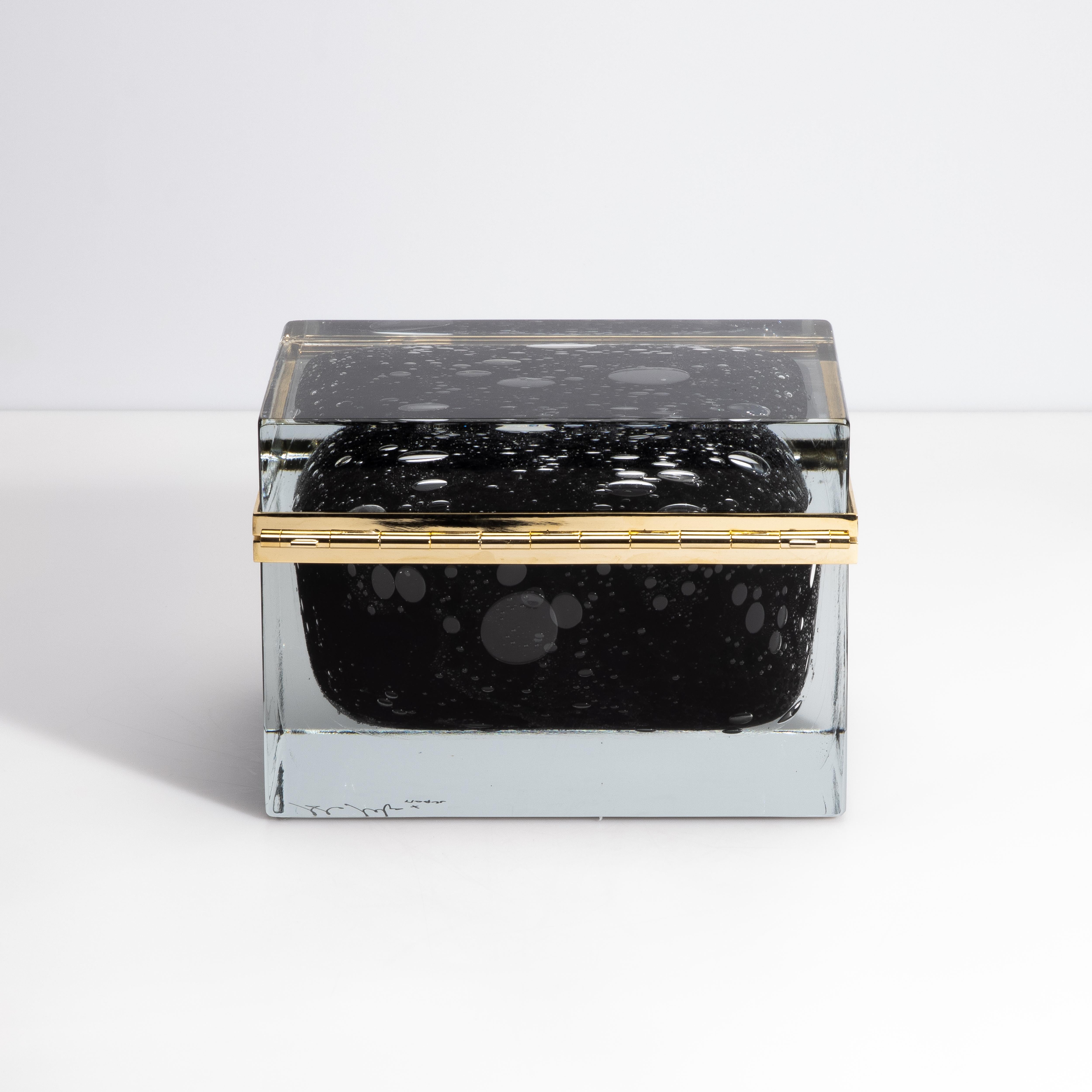 Fait main Boîte en verre de Murano soufflé à la main, noir avec bulles et raccords en laiton en vente