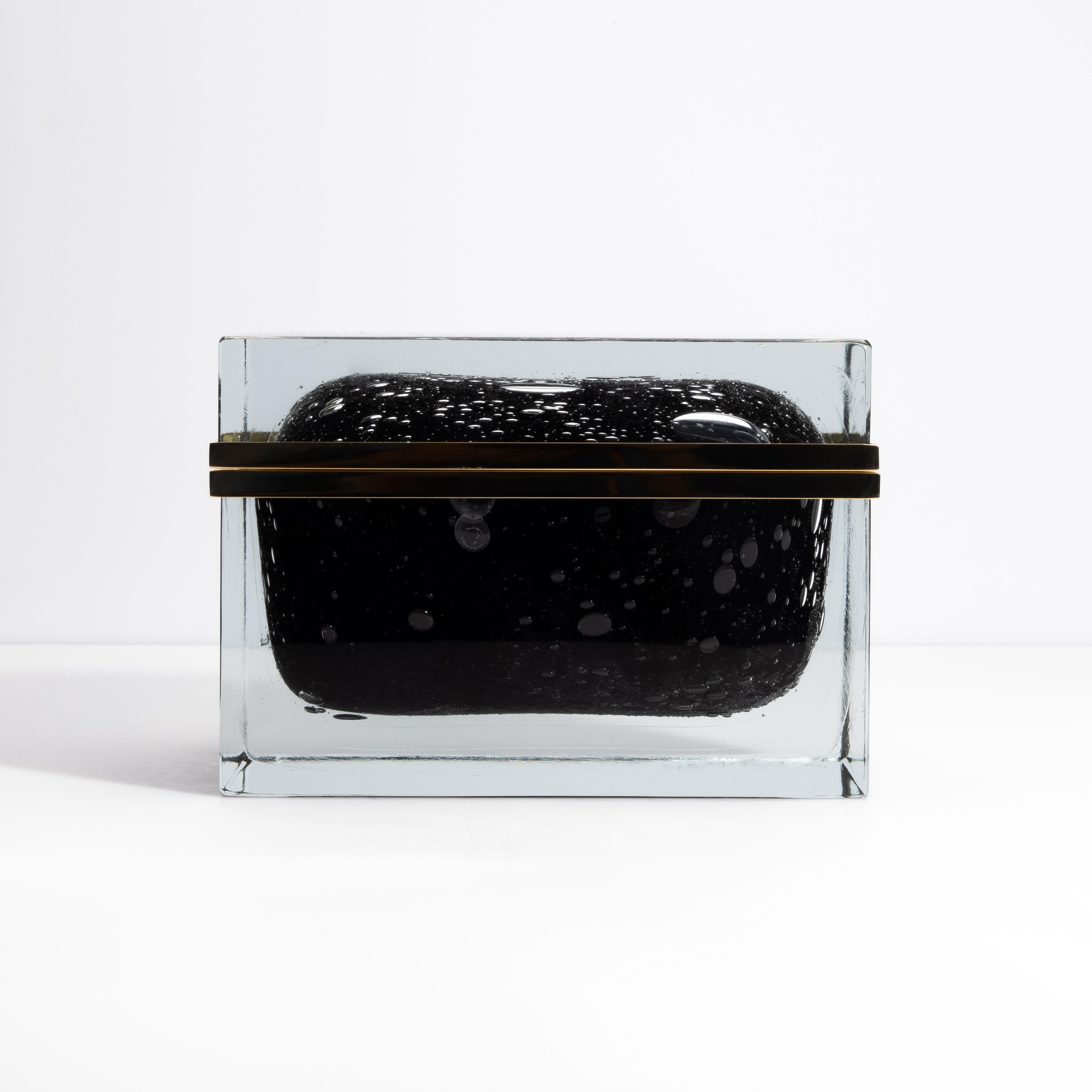 Verre de Murano Boîte en verre de Murano soufflé à la main, noir avec bulles et raccords en laiton en vente