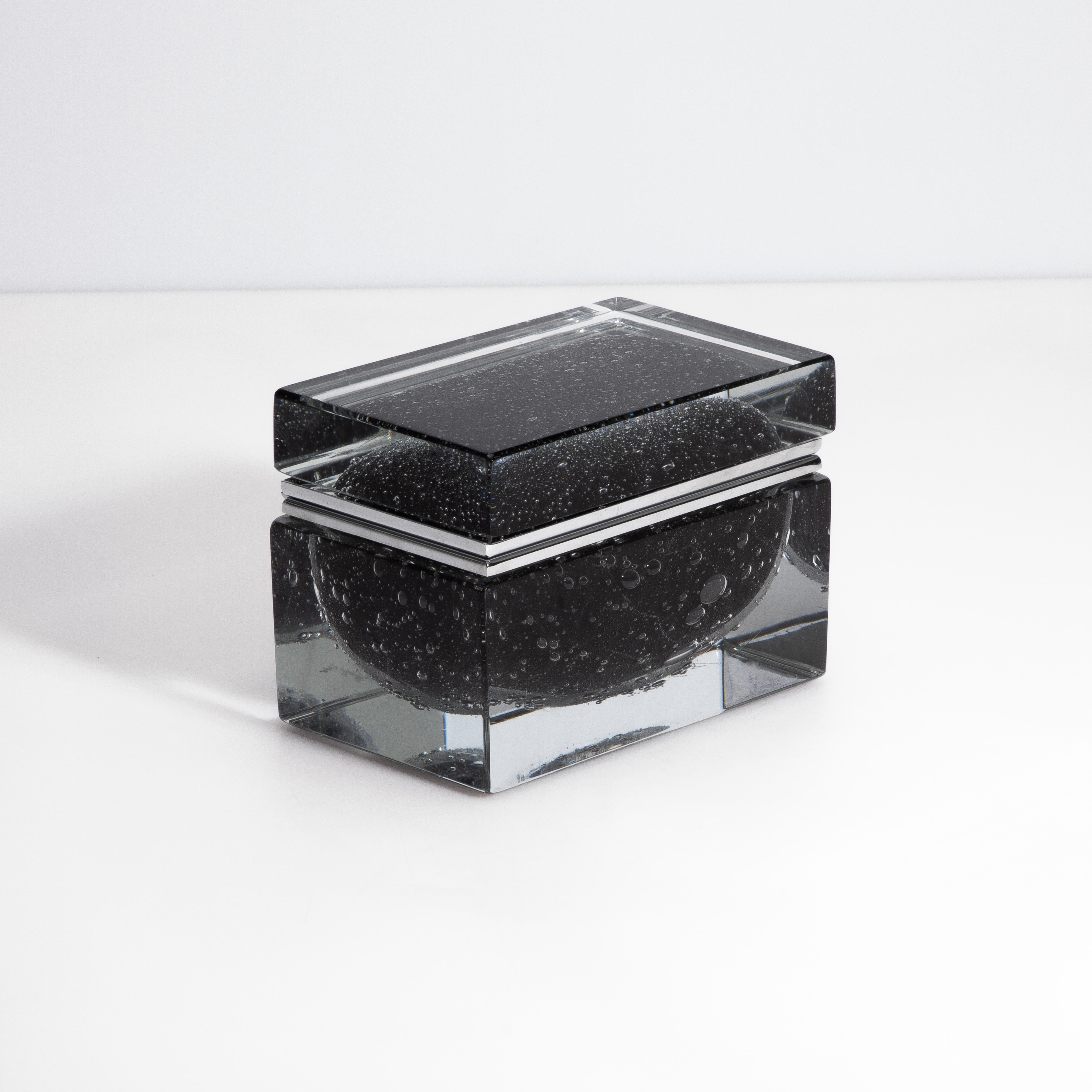 Scopri l'epitome dell'eleganza con questa squisita scatola tecnica di Pulegoso, meticolosamente realizzata a Murano e firmata MOGUL. Questo cofanetto, disponibile sia in formato grande che gigante, emana raffinatezza grazie alle sue condizioni