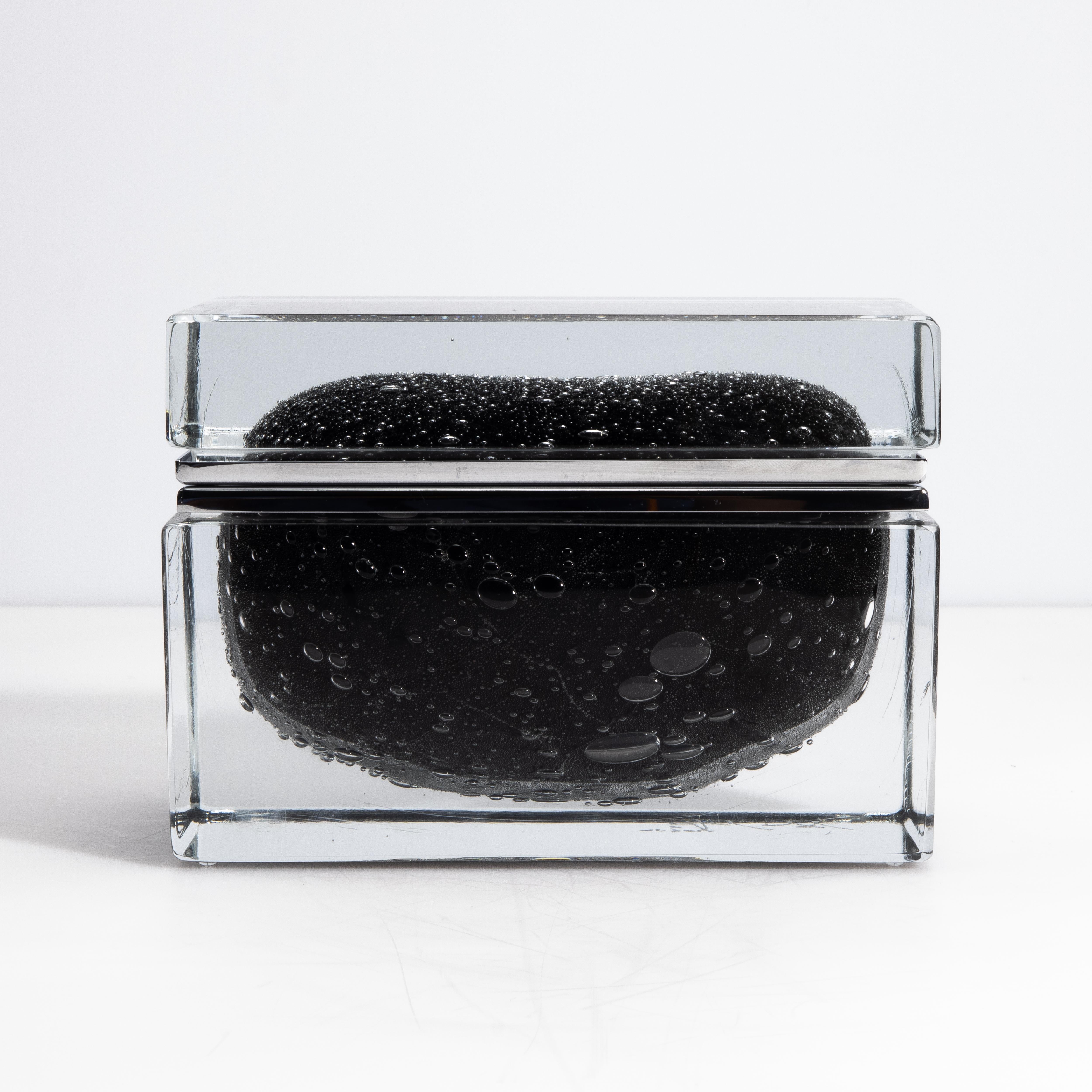 Vetro di Murano Scatola in vetro di Murano soffiato a mano in nero con bolle e accessori cromati in vendita