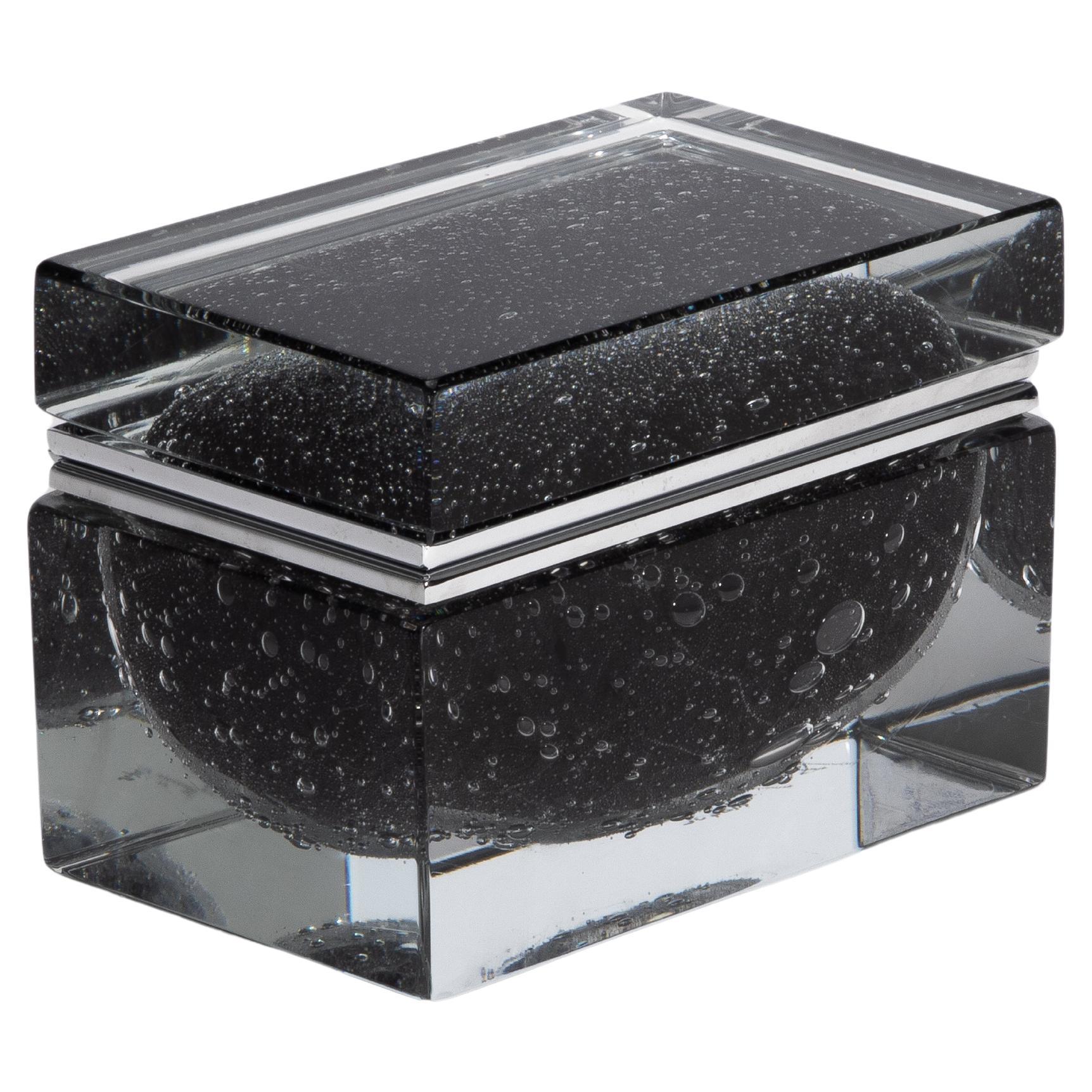 Caja de cristal de Murano soplado a mano en negro con burbujas y herrajes cromados