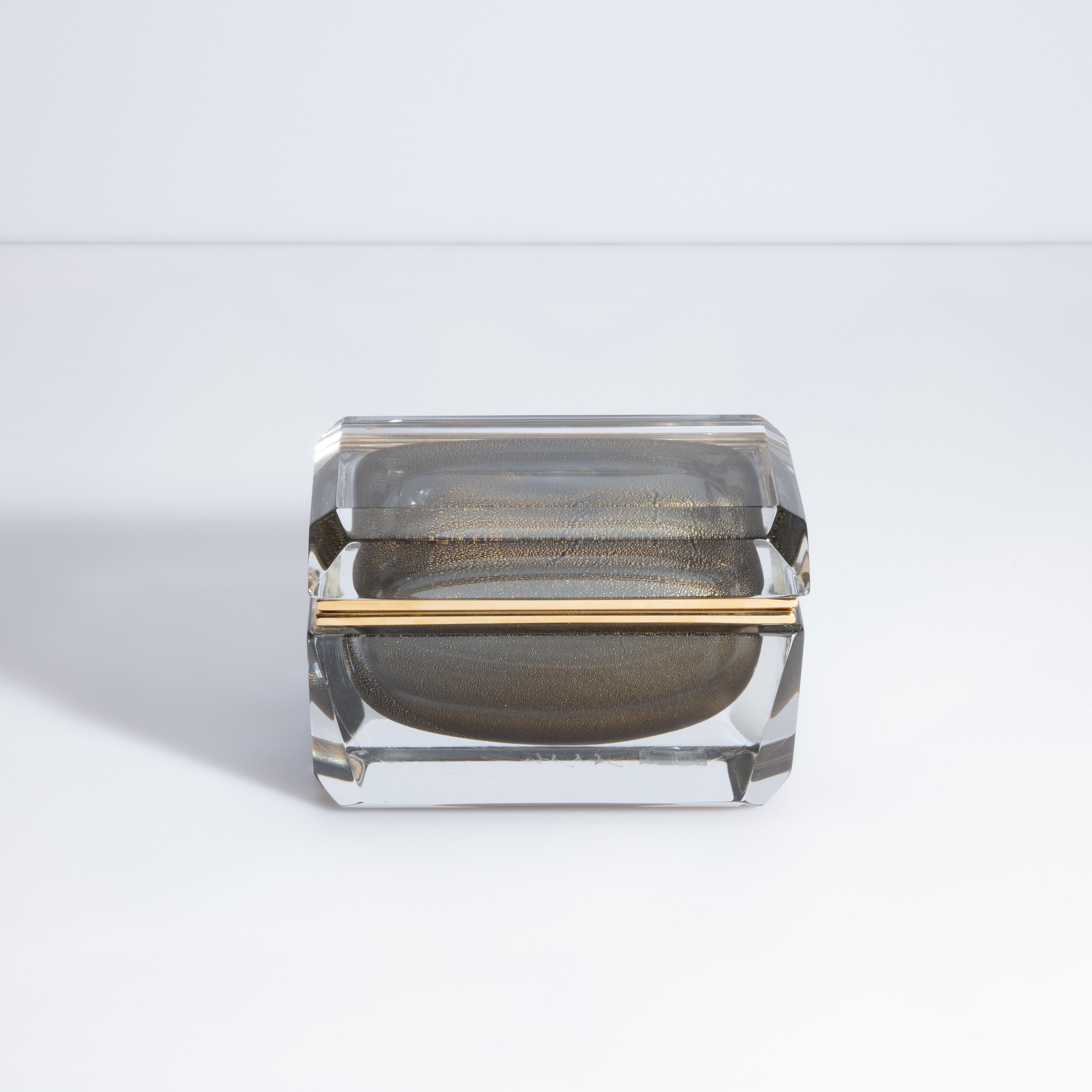 Se trata de una pieza sofisticada y elegante que combina elementos de diseño moderno con el encanto intemporal del cristal de Murano. Hecha a mano en la histórica isla veneciana de Murano, esta caja ejemplifica el arte y la artesanía por los que es