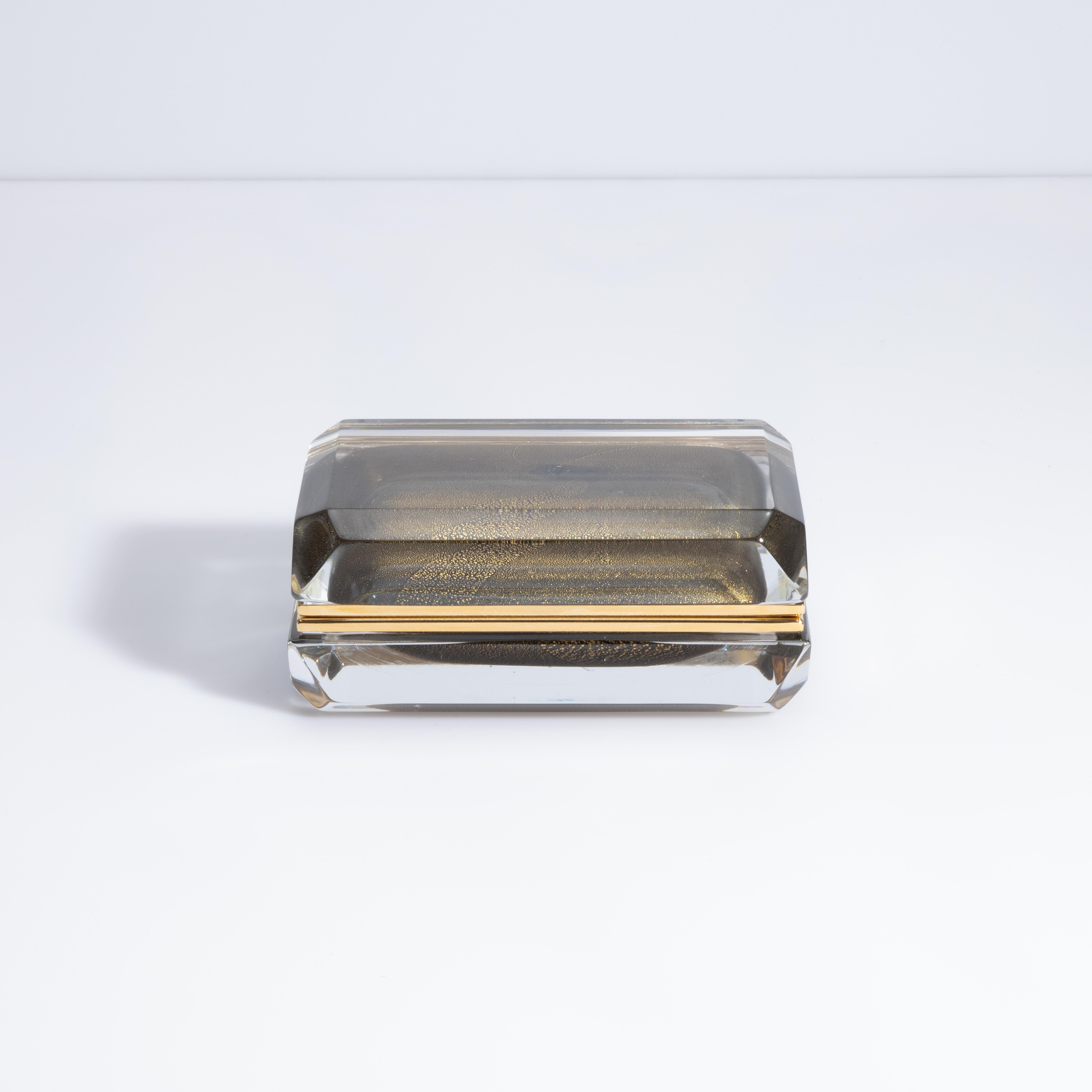 Se trata de una pieza sofisticada y elegante que combina elementos de diseño moderno con el encanto intemporal del cristal de Murano. Hecha a mano en la histórica isla veneciana de Murano, esta caja ejemplifica el arte y la artesanía por los que es