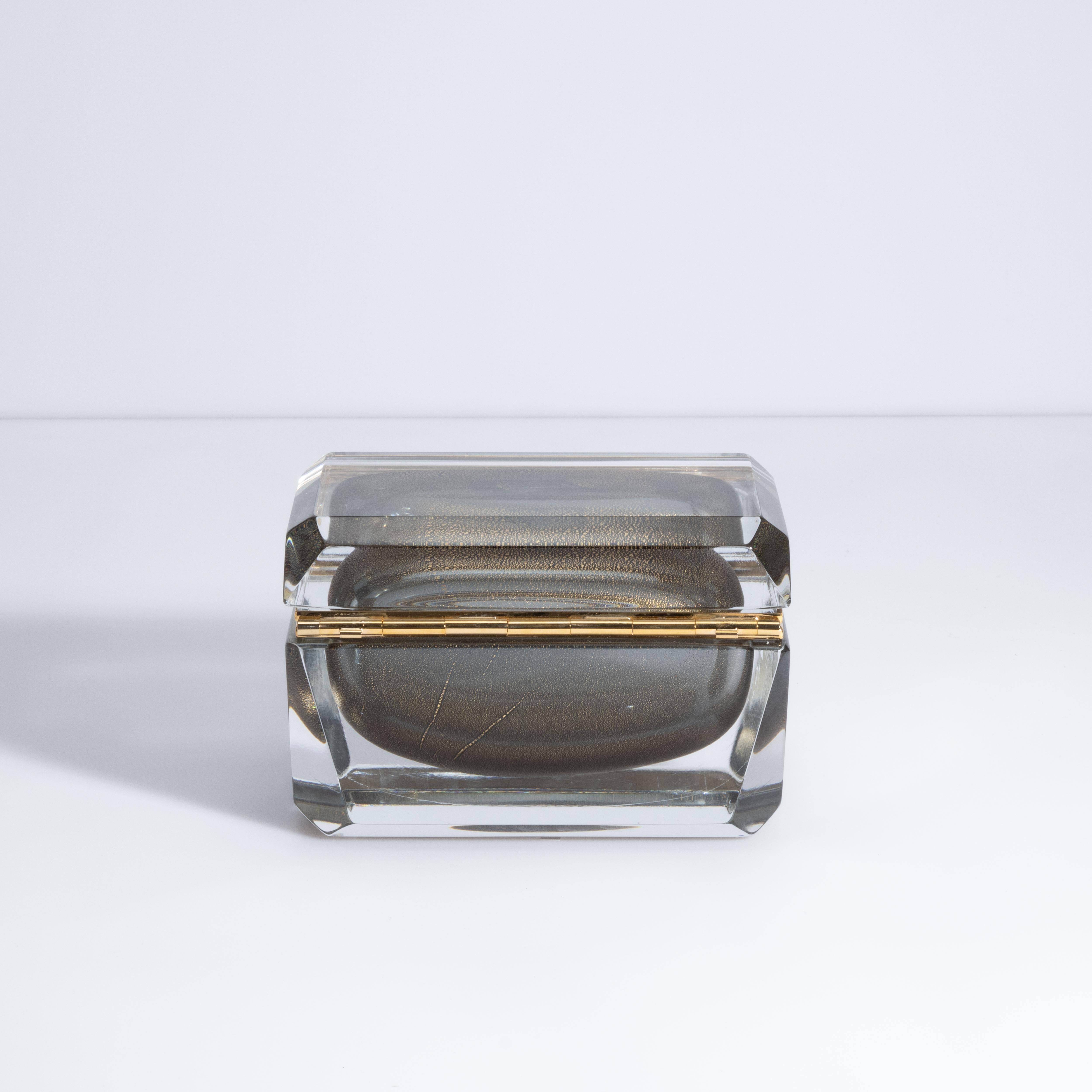 Caja de cristal de Murano soplado a mano en gris con motas de oro de 24 quilates Italiano en venta