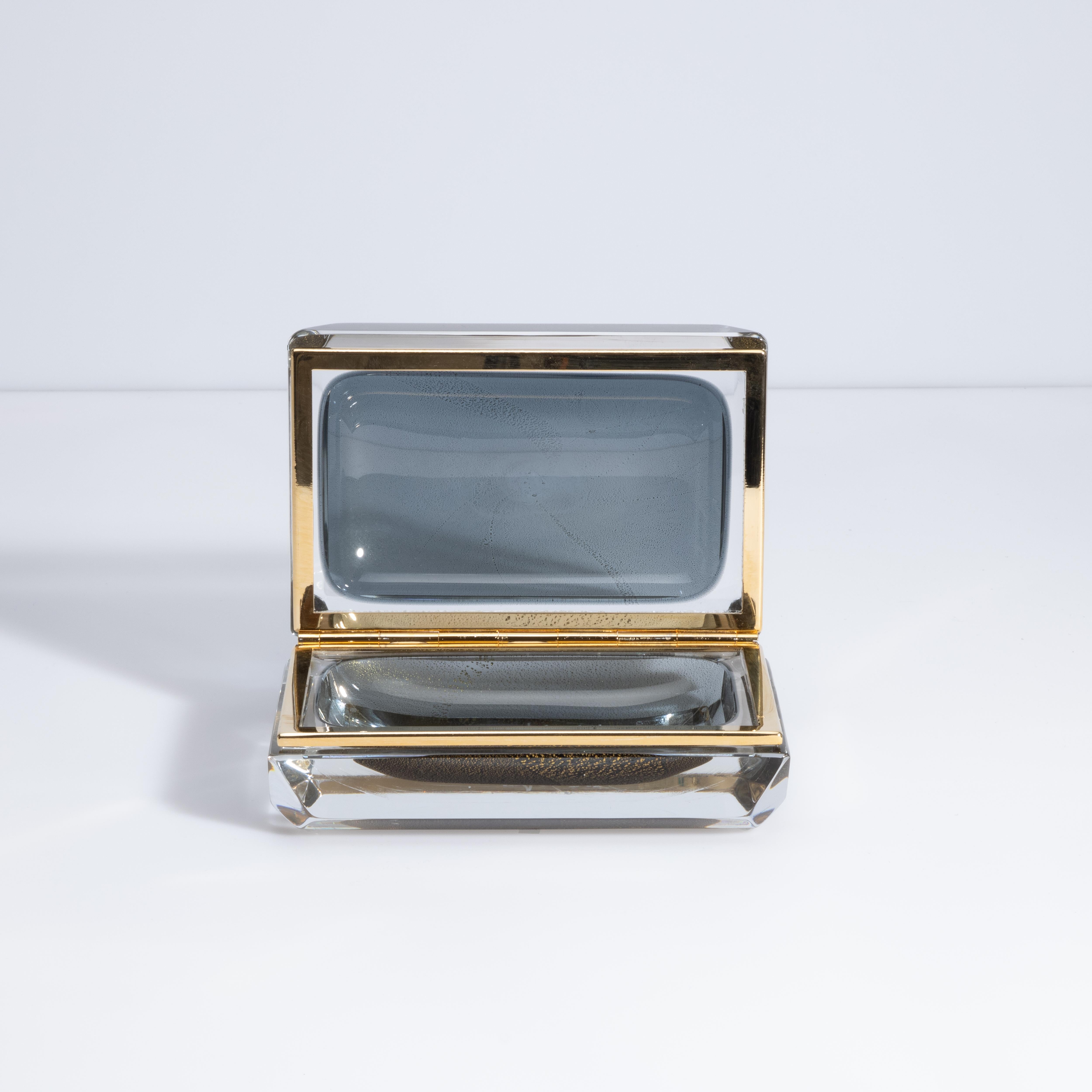 Caja de cristal de Murano soplado a mano en gris con motas de oro de 24 quilates Hecho a mano en venta