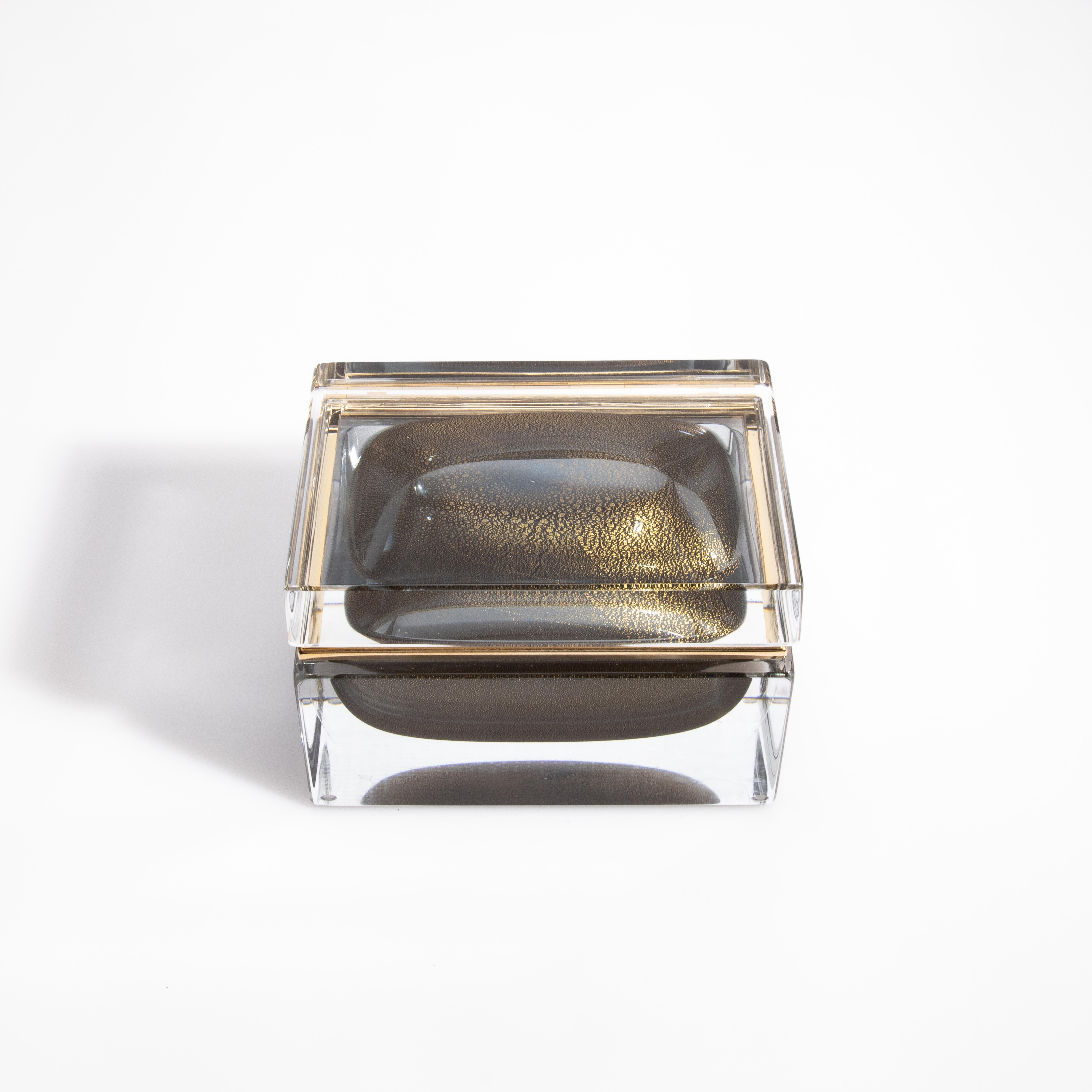 Dose aus mundgeblasenem Muranoglas in Grau mit 24 Karat Goldflecken und Messingbeschlägen im Angebot 3