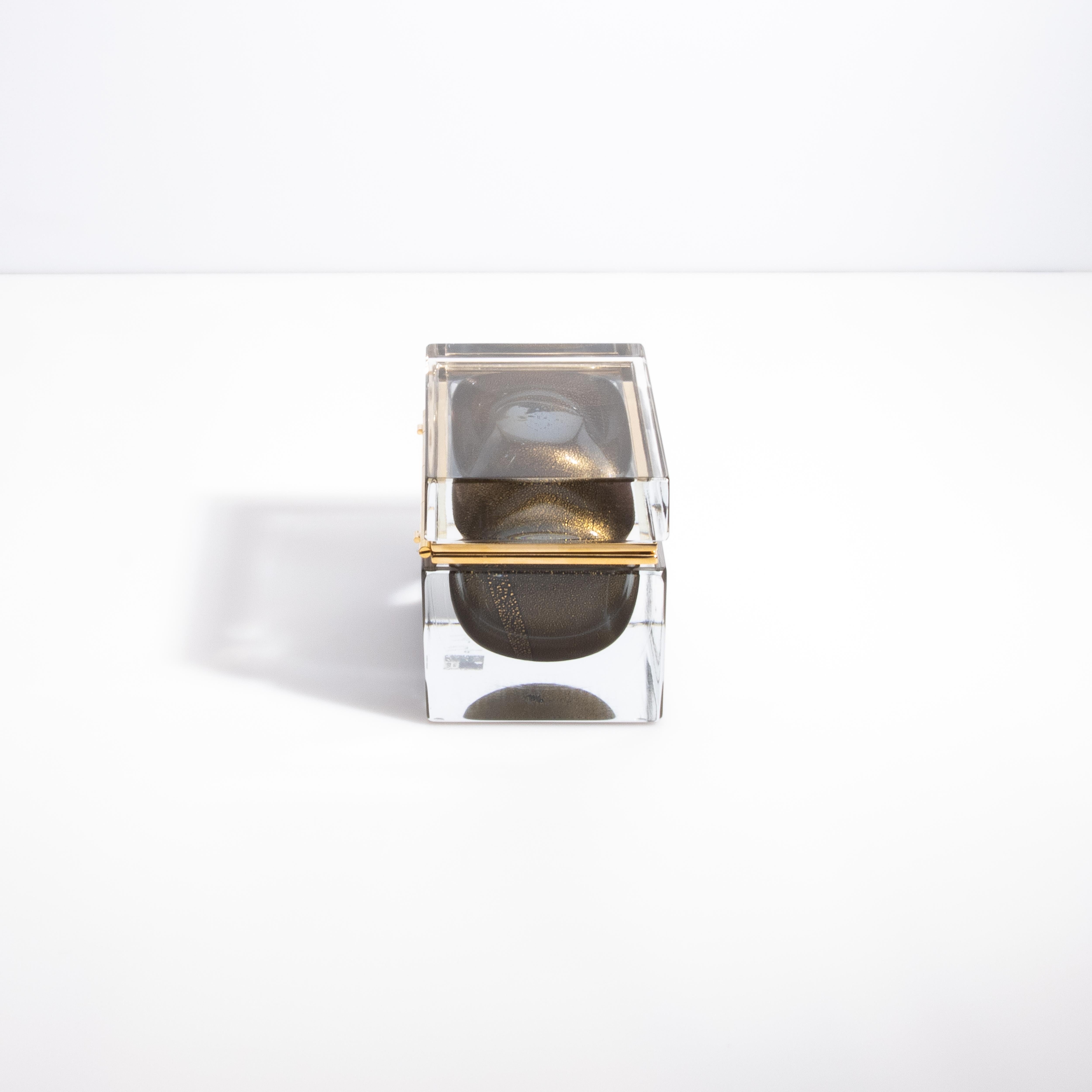 Dose aus mundgeblasenem Muranoglas in Grau mit 24 Karat Goldflecken und Messingbeschlägen (Moderne) im Angebot