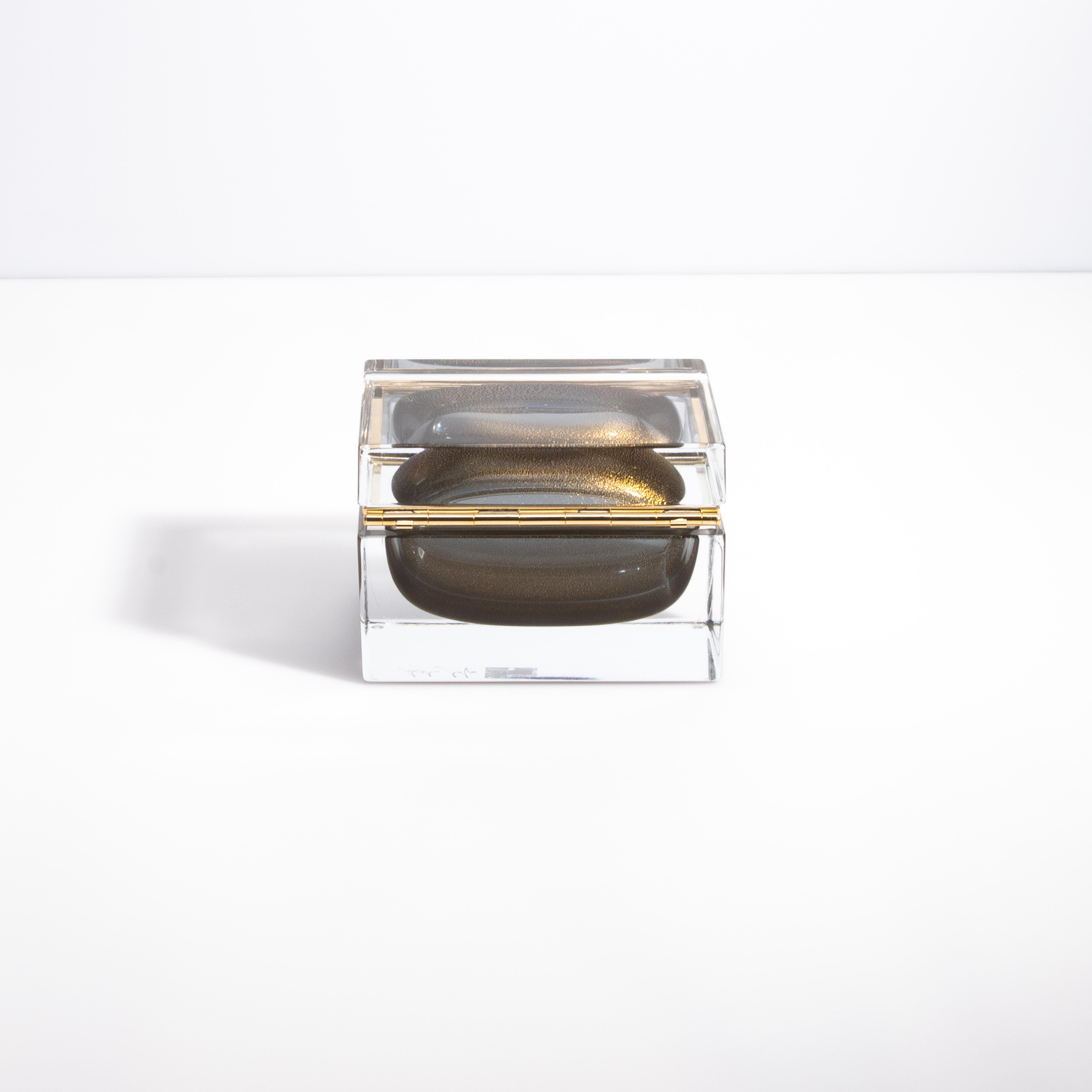 Dose aus mundgeblasenem Muranoglas in Grau mit 24 Karat Goldflecken und Messingbeschlägen (Italienisch) im Angebot