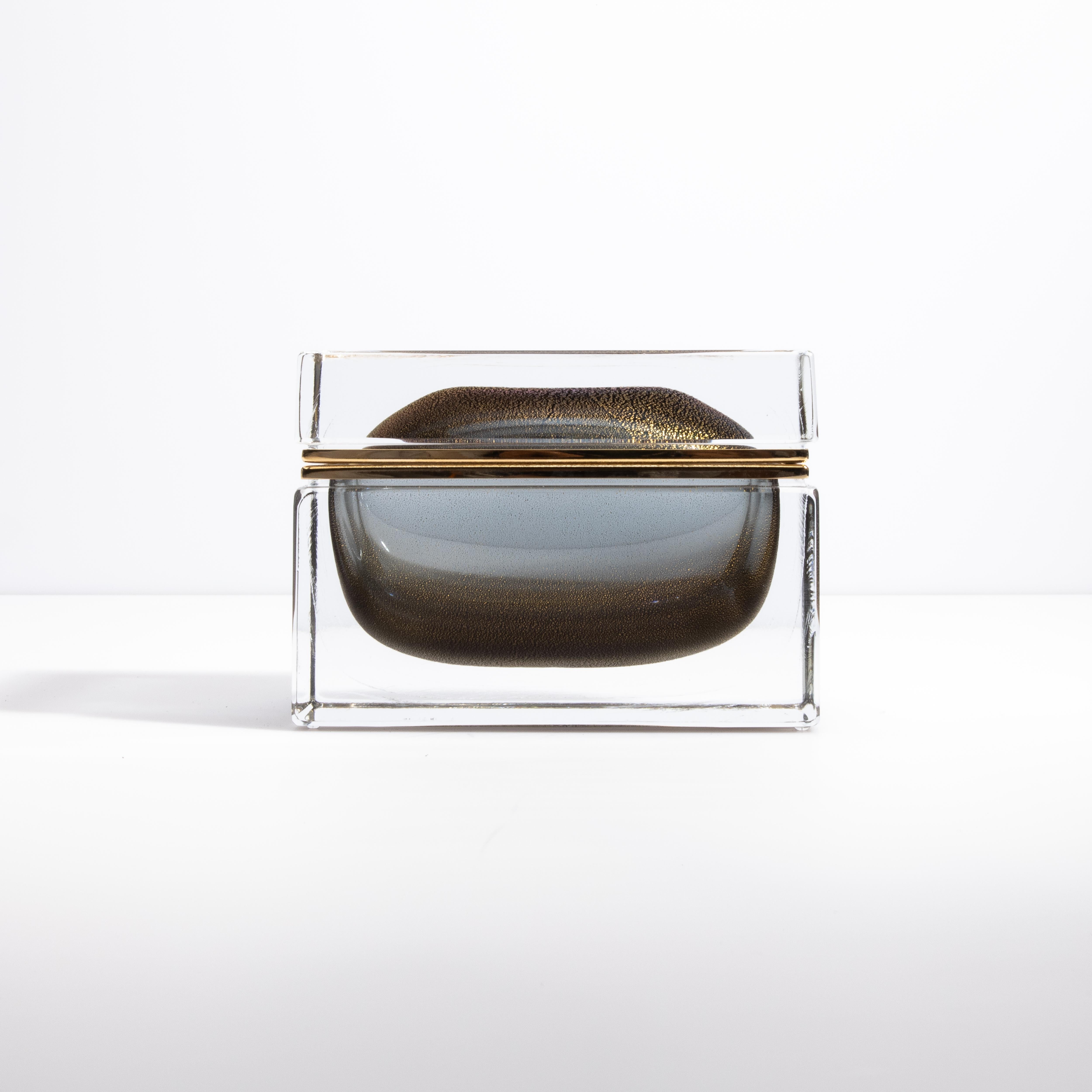 Dose aus mundgeblasenem Muranoglas in Grau mit 24 Karat Goldflecken und Messingbeschlägen (21. Jahrhundert und zeitgenössisch) im Angebot