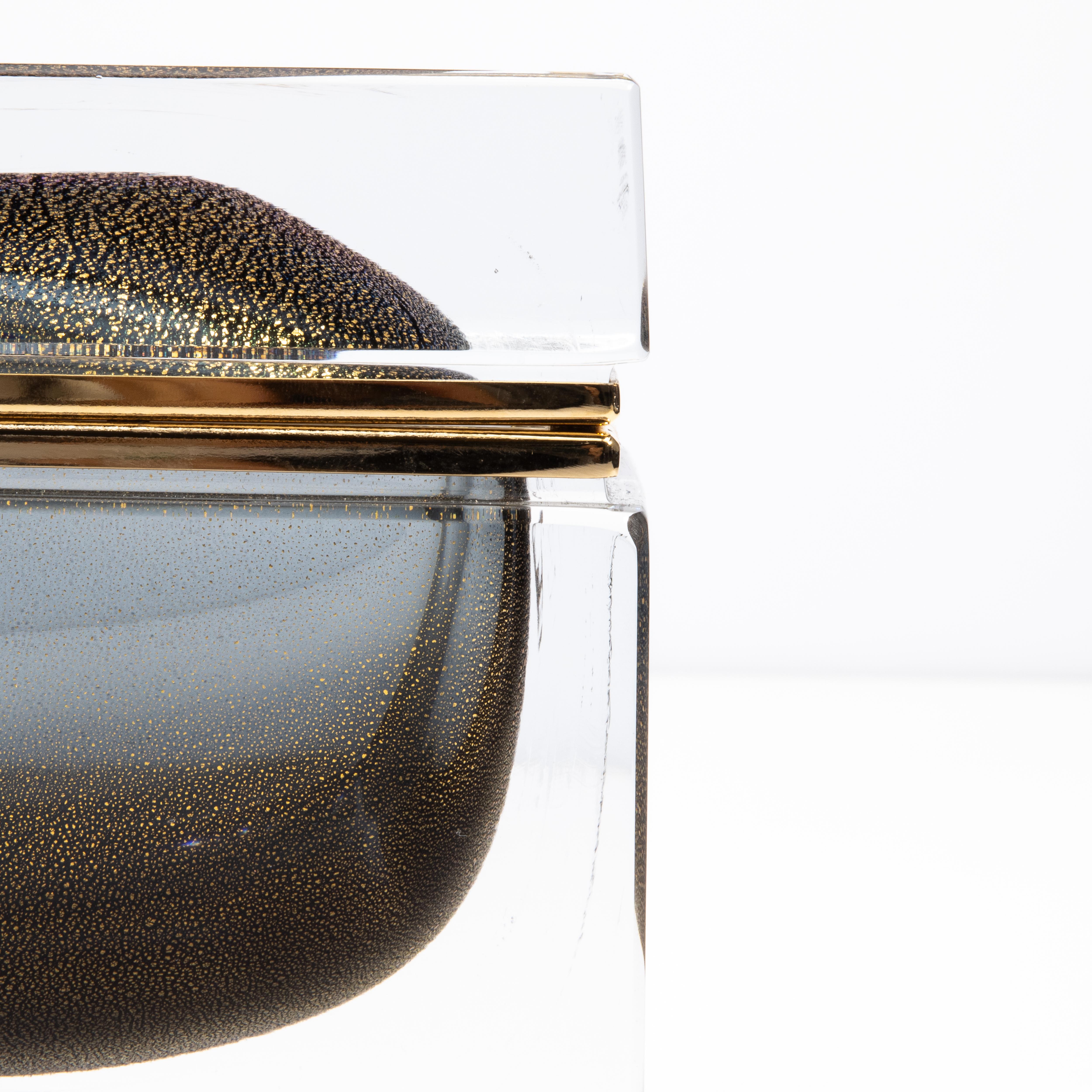Dose aus mundgeblasenem Muranoglas in Grau mit 24 Karat Goldflecken und Messingbeschlägen im Angebot 1